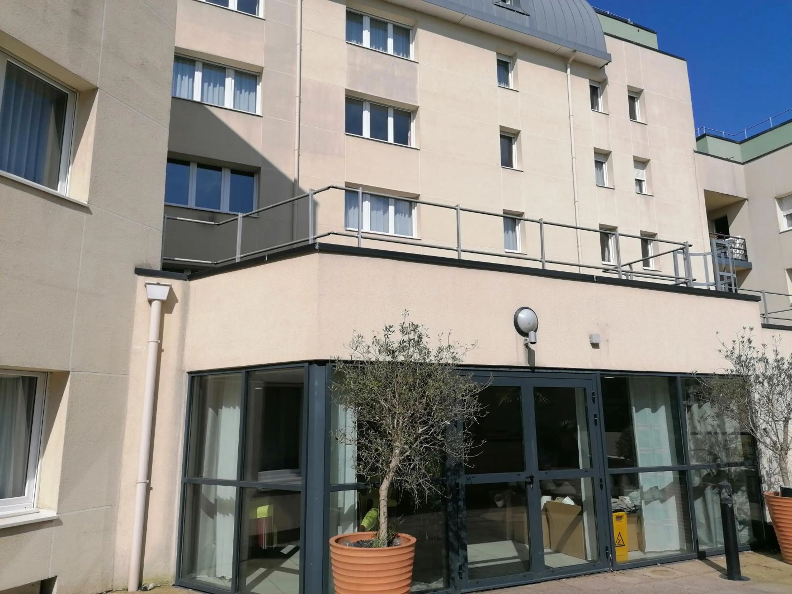 Patio in Terres de France - Appart Hôtel Rouen Flaubert