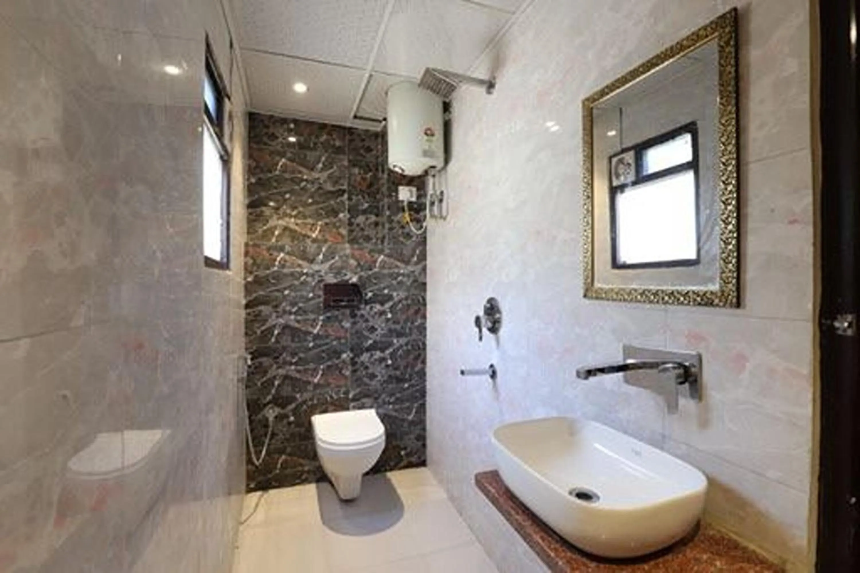 Bathroom in Hotel Amrit Near Old Delhi Railway Station