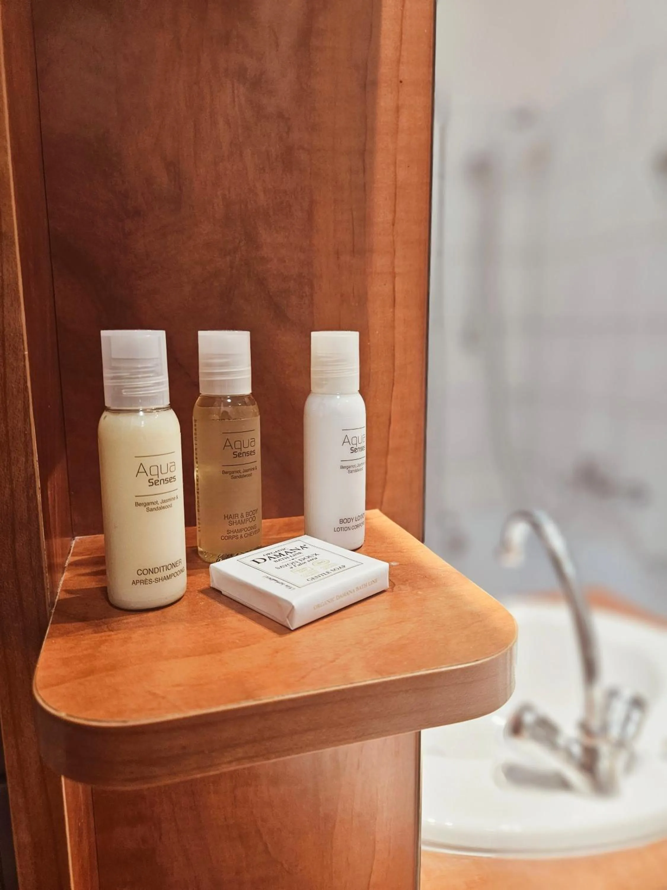 Bathroom in Holdvirág Hotel