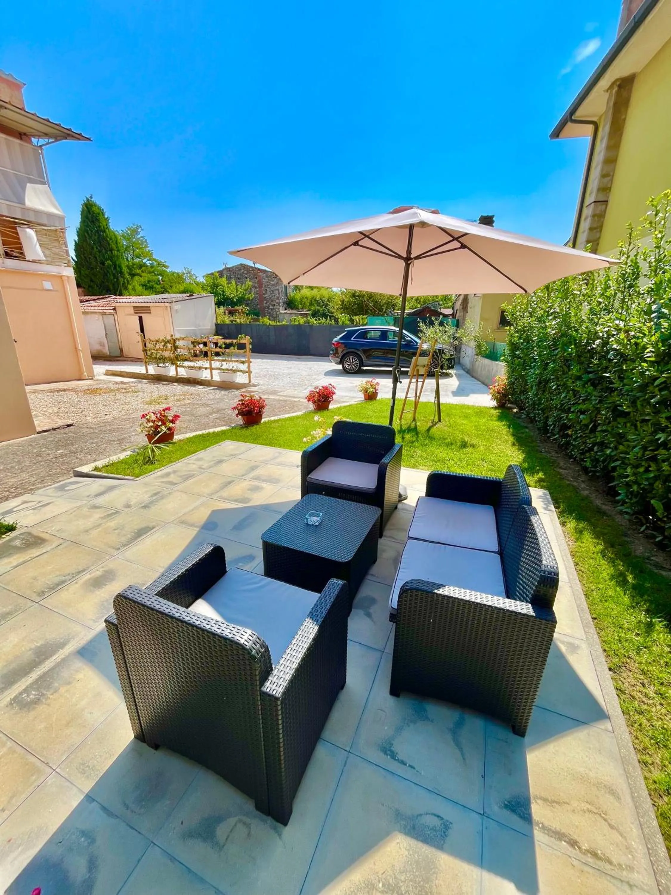 Patio in The Bricks B&B Free Parking