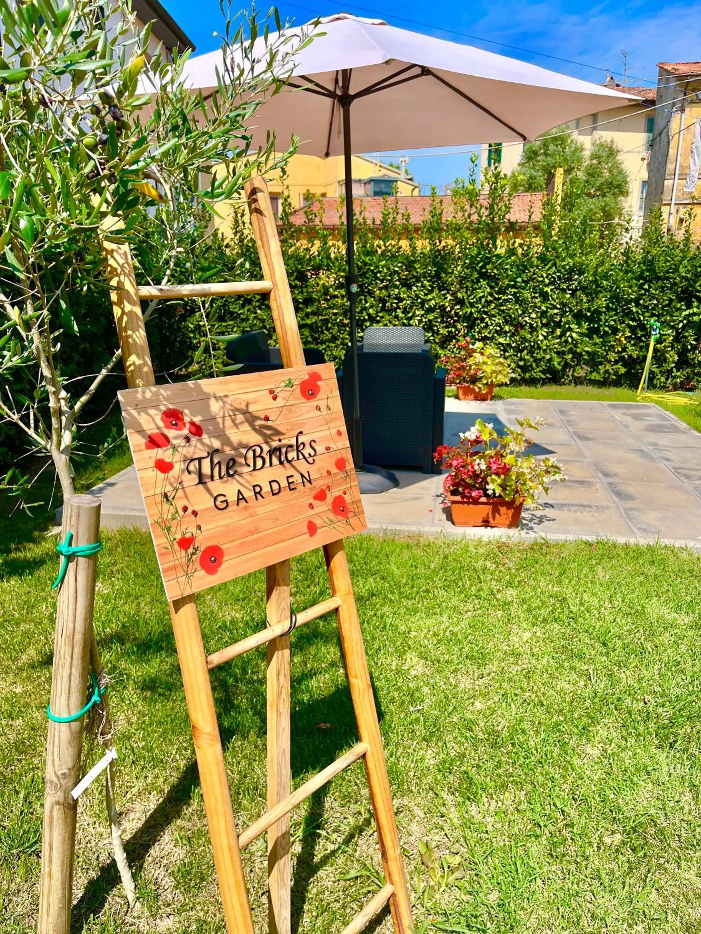 Patio in The Bricks B&B Free Parking