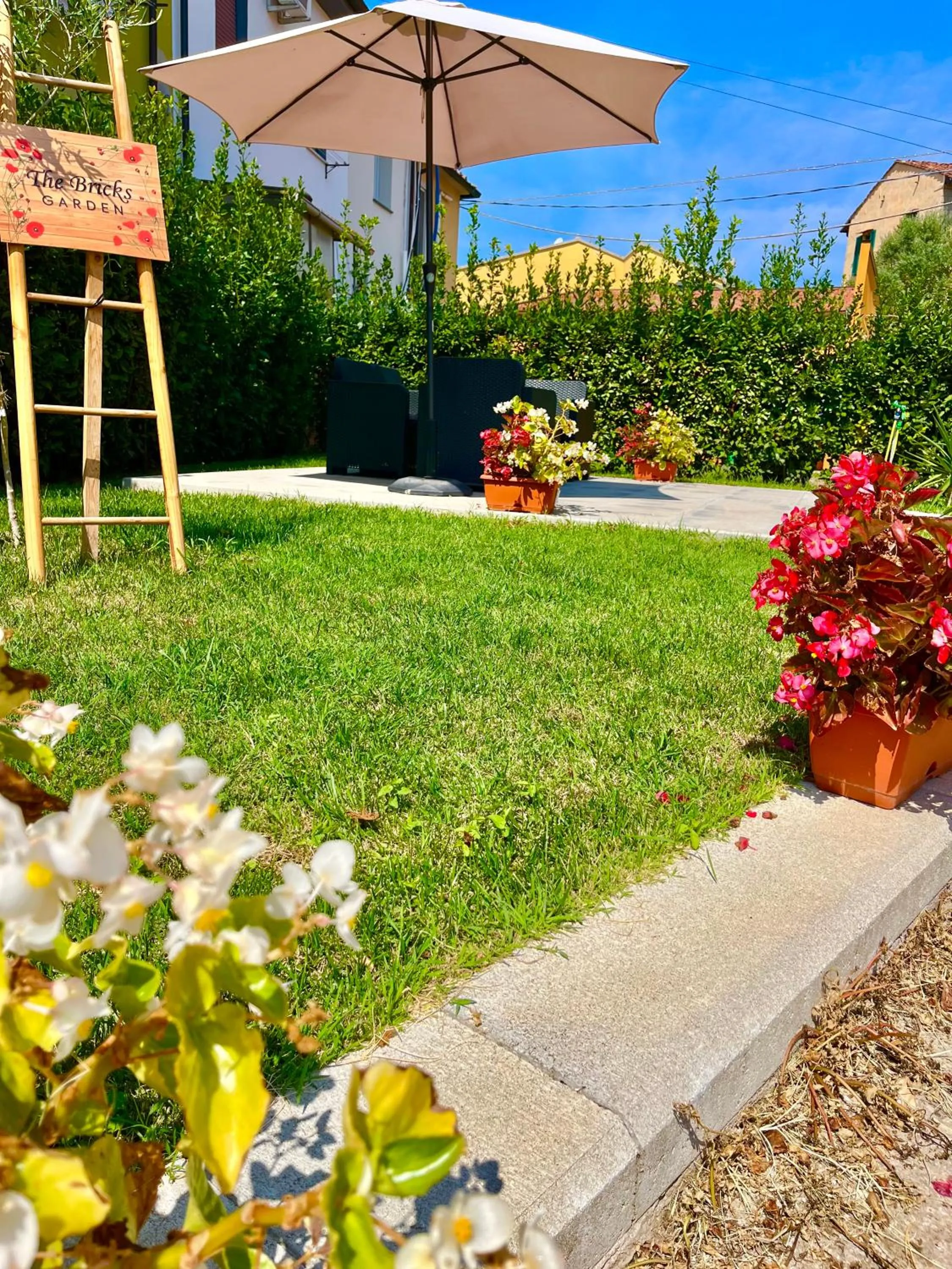 Patio in The Bricks B&B Free Parking