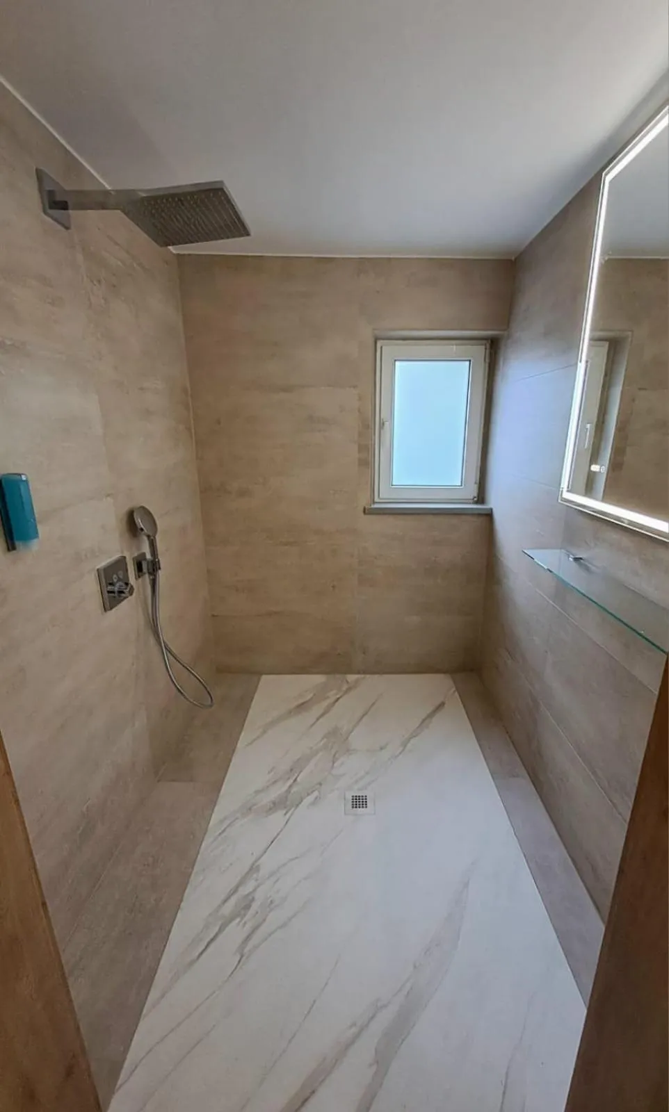 Shower, Bed in Hotel Rhin Inn