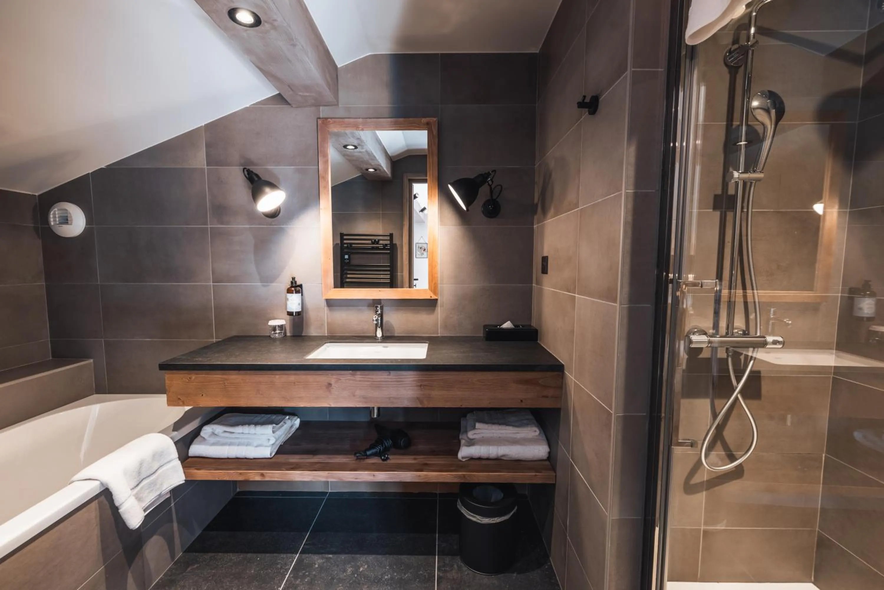 Shower in Hôtel de la Roche