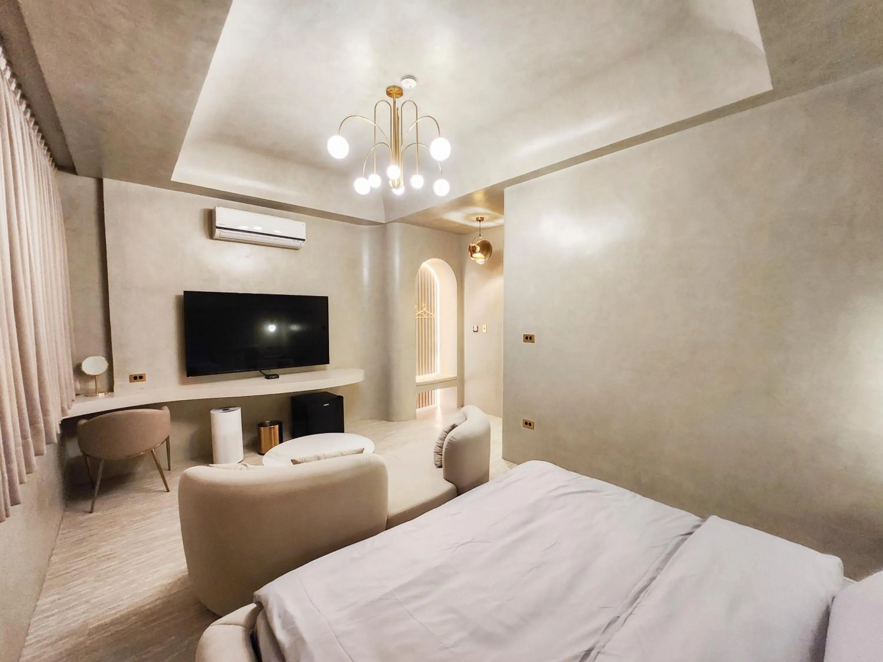 Communal lounge/ TV room, Bed in ART BnB