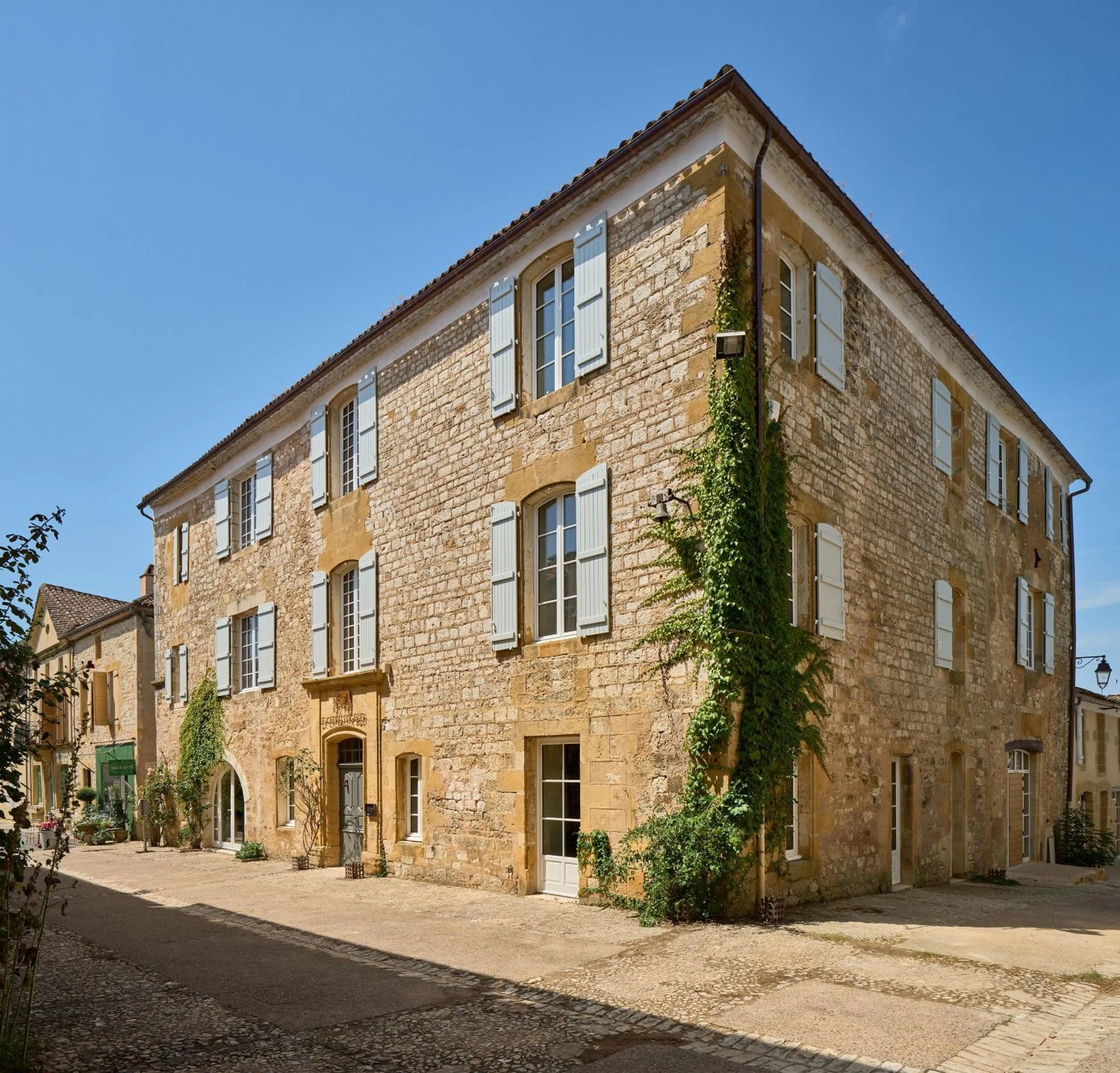 Property building in Hotel Le Chevalier Bleu