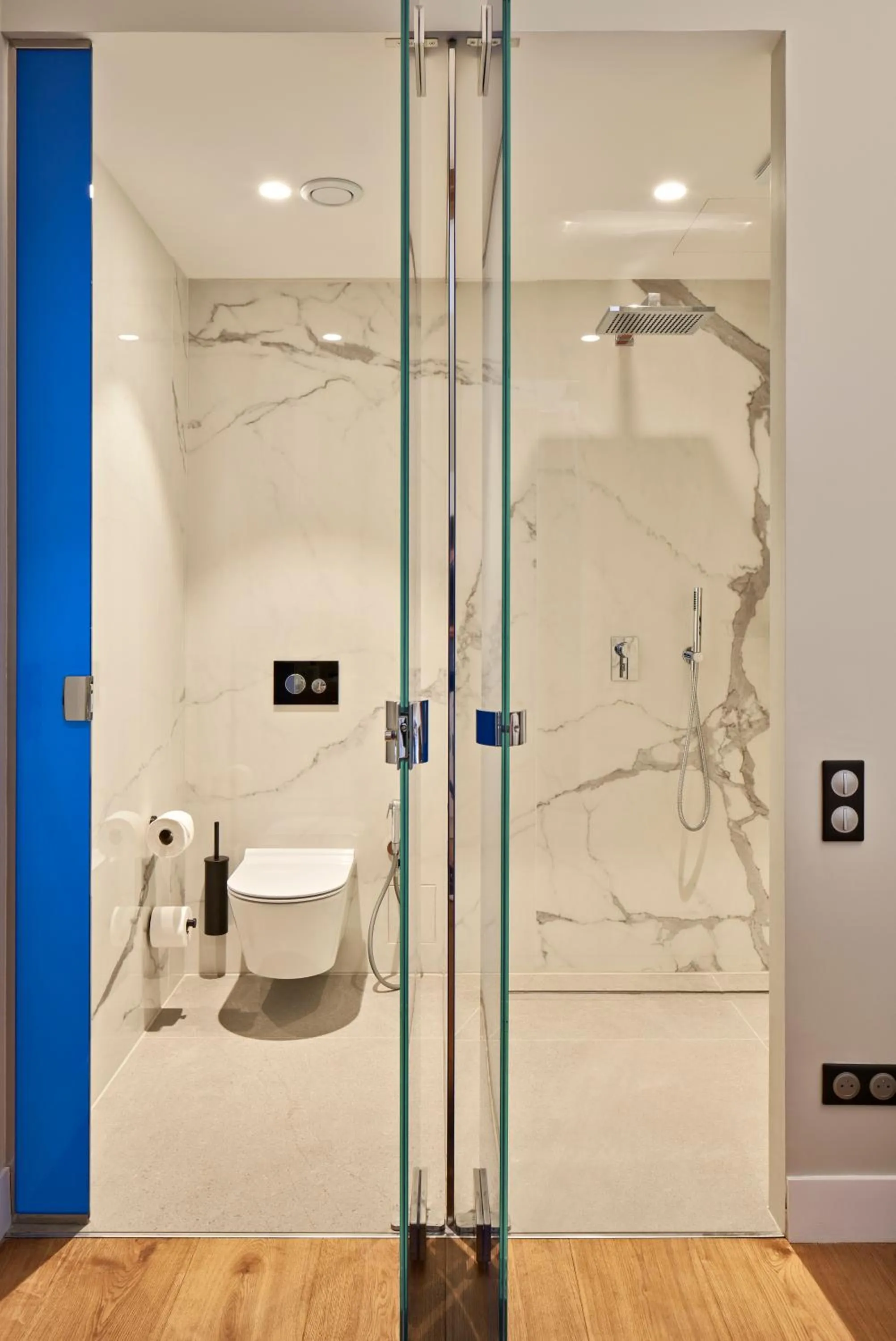 Toilet in Hotel Le Chevalier Bleu