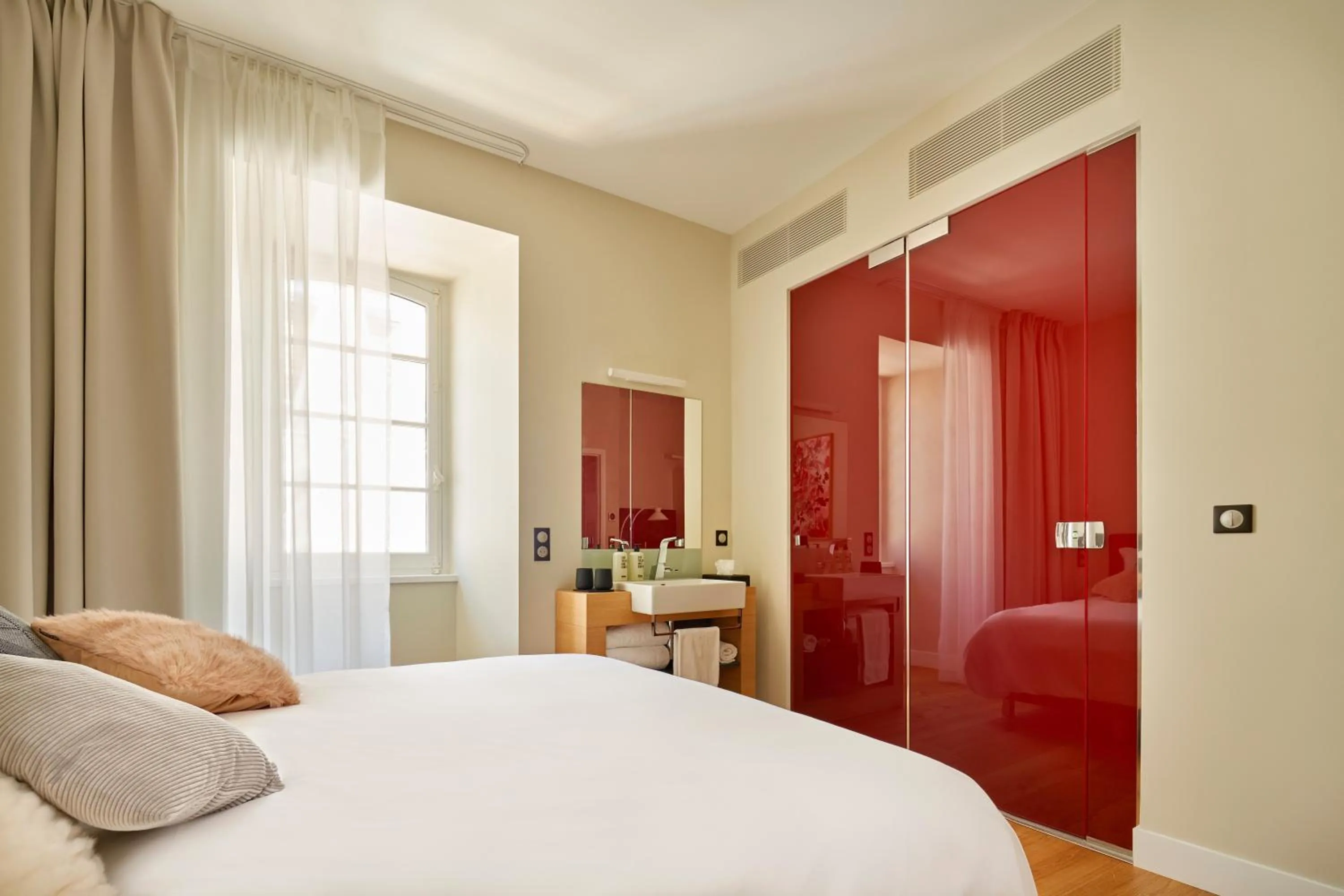 Photo of the whole room, Bed in Hotel Le Chevalier Bleu