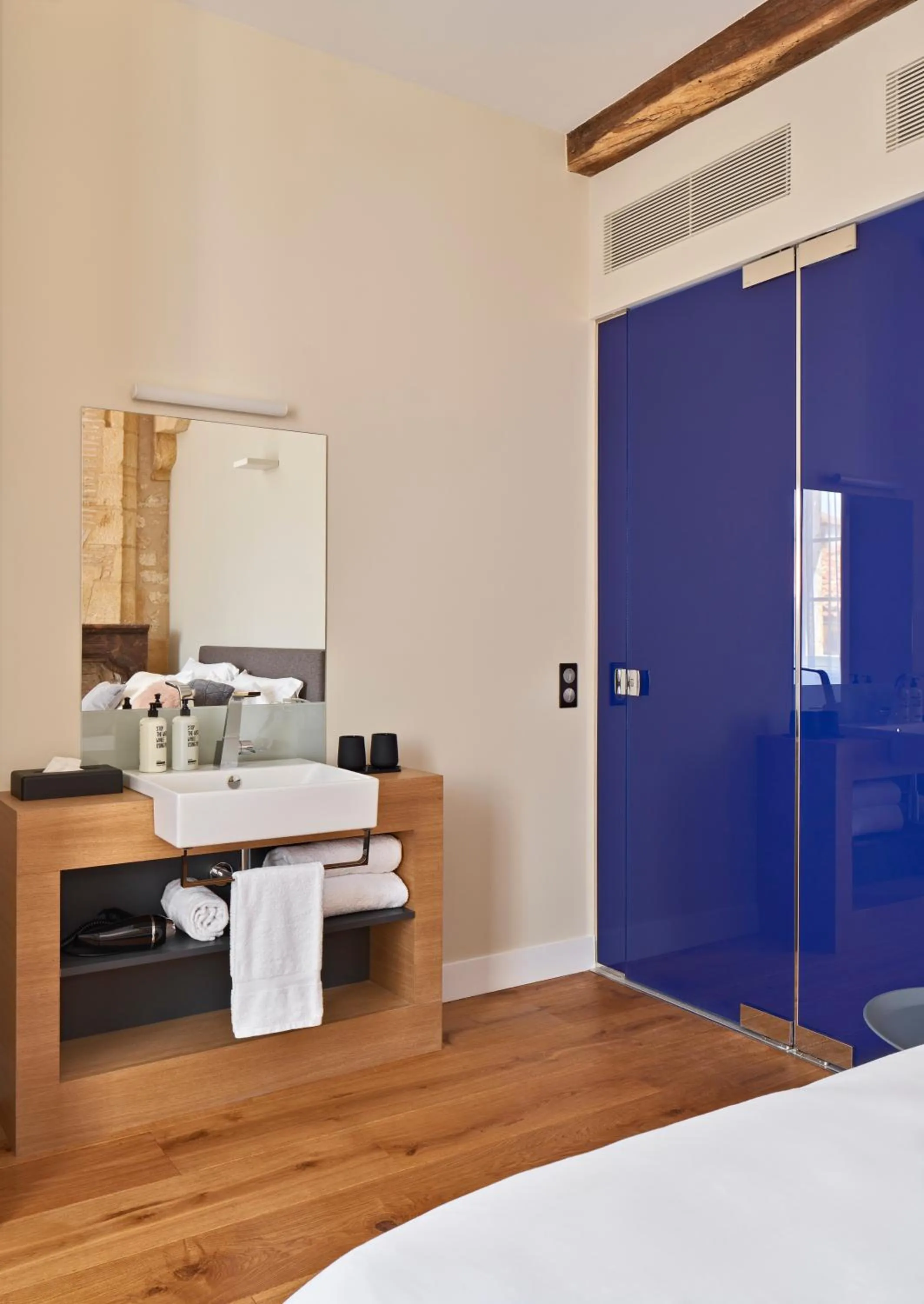 Bathroom, Bed in Hotel Le Chevalier Bleu