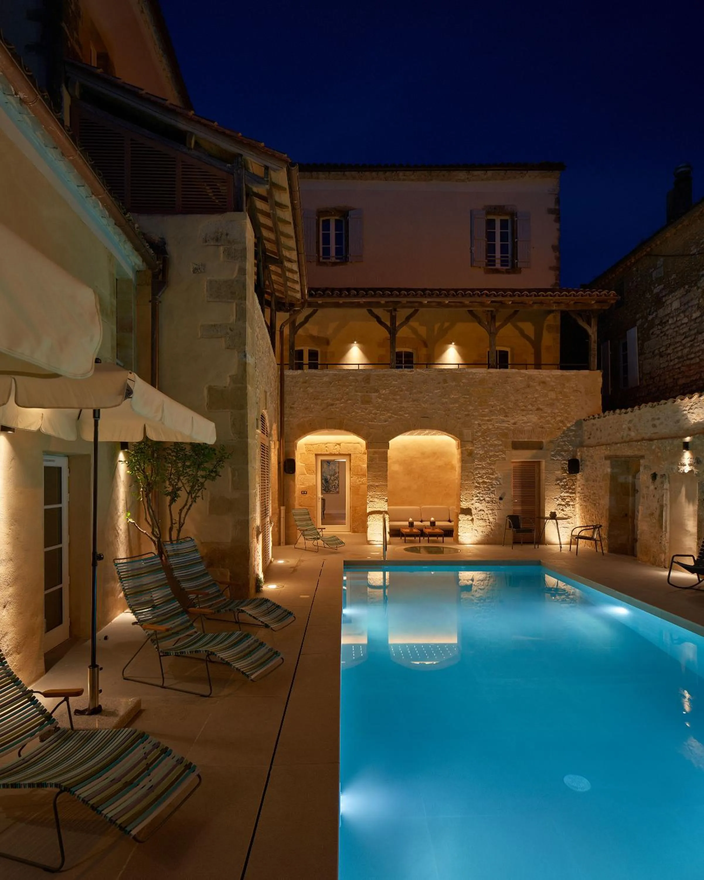 Property building in Hotel Le Chevalier Bleu