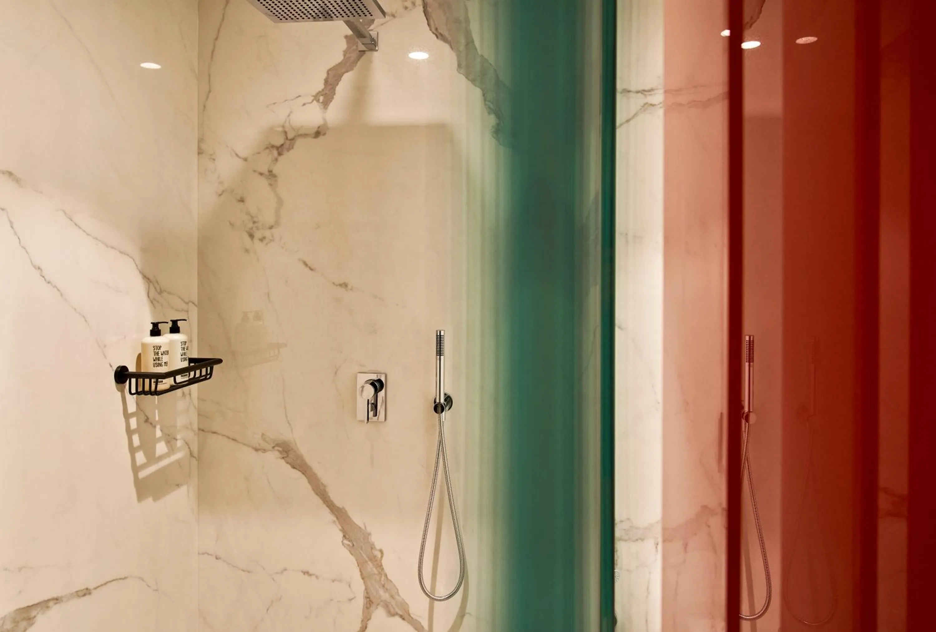 Shower in Hotel Le Chevalier Bleu