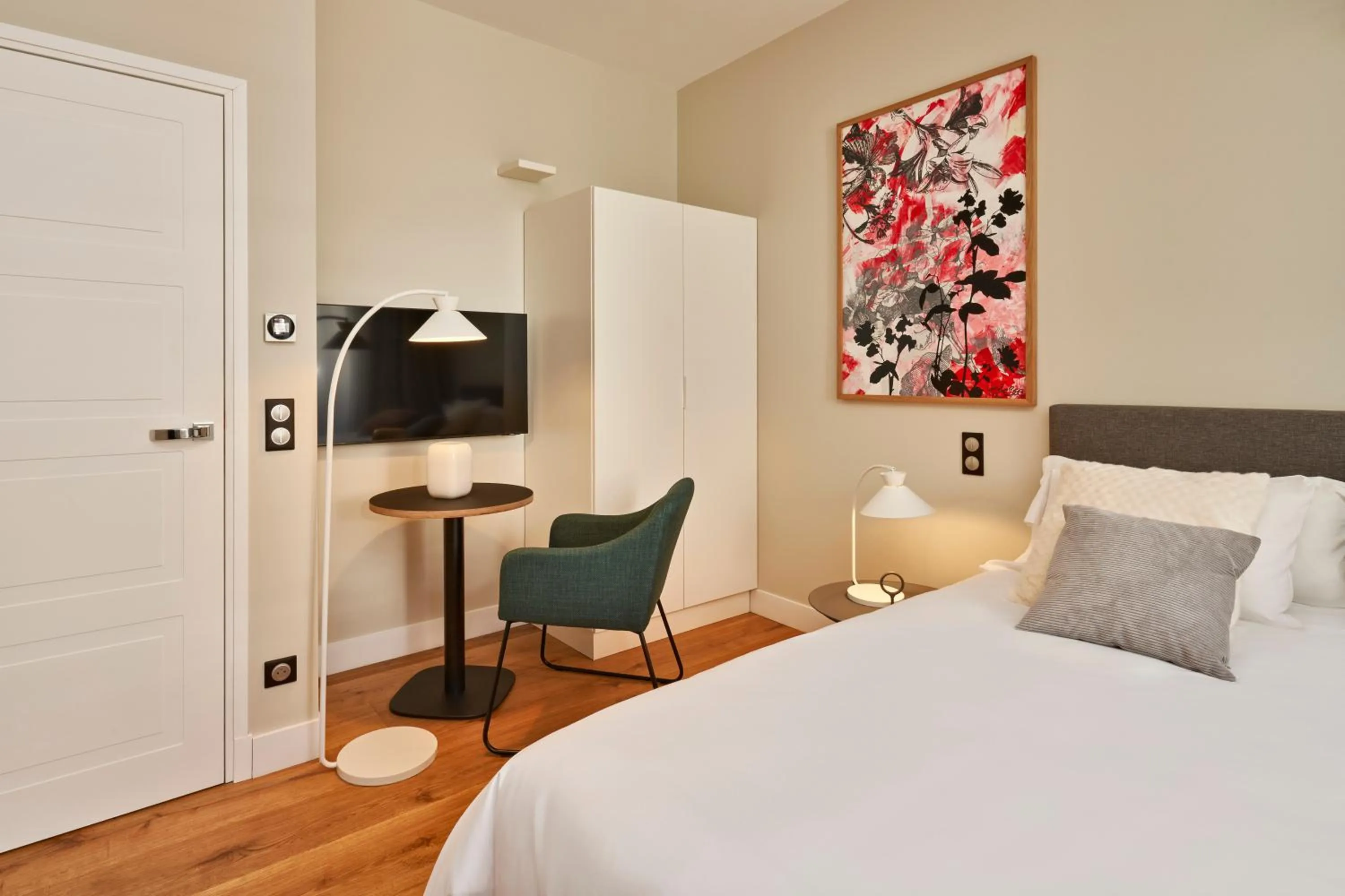 Photo of the whole room, Bed in Hotel Le Chevalier Bleu