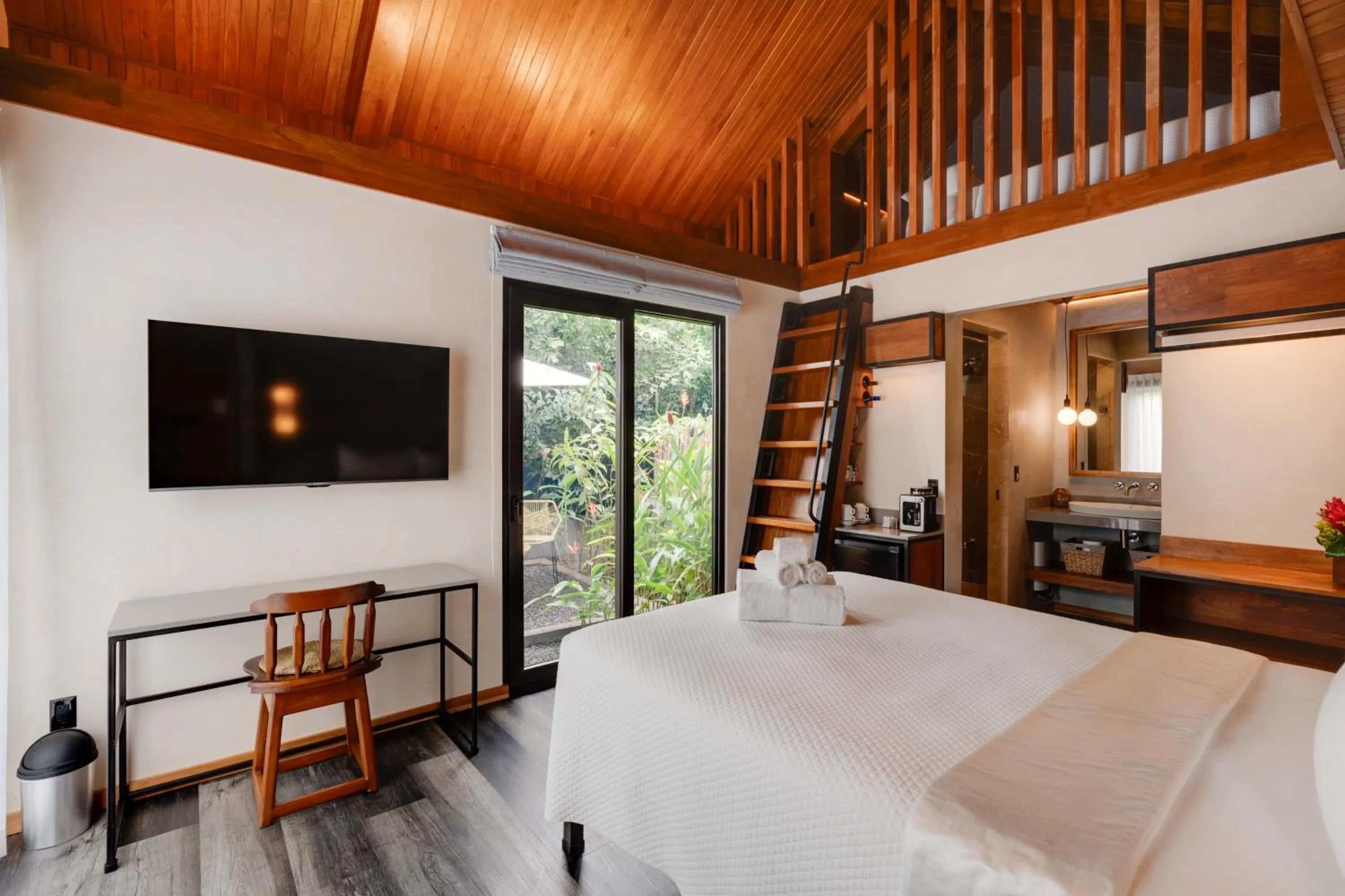 Bedroom, Bed in Suwa Villa Arenal