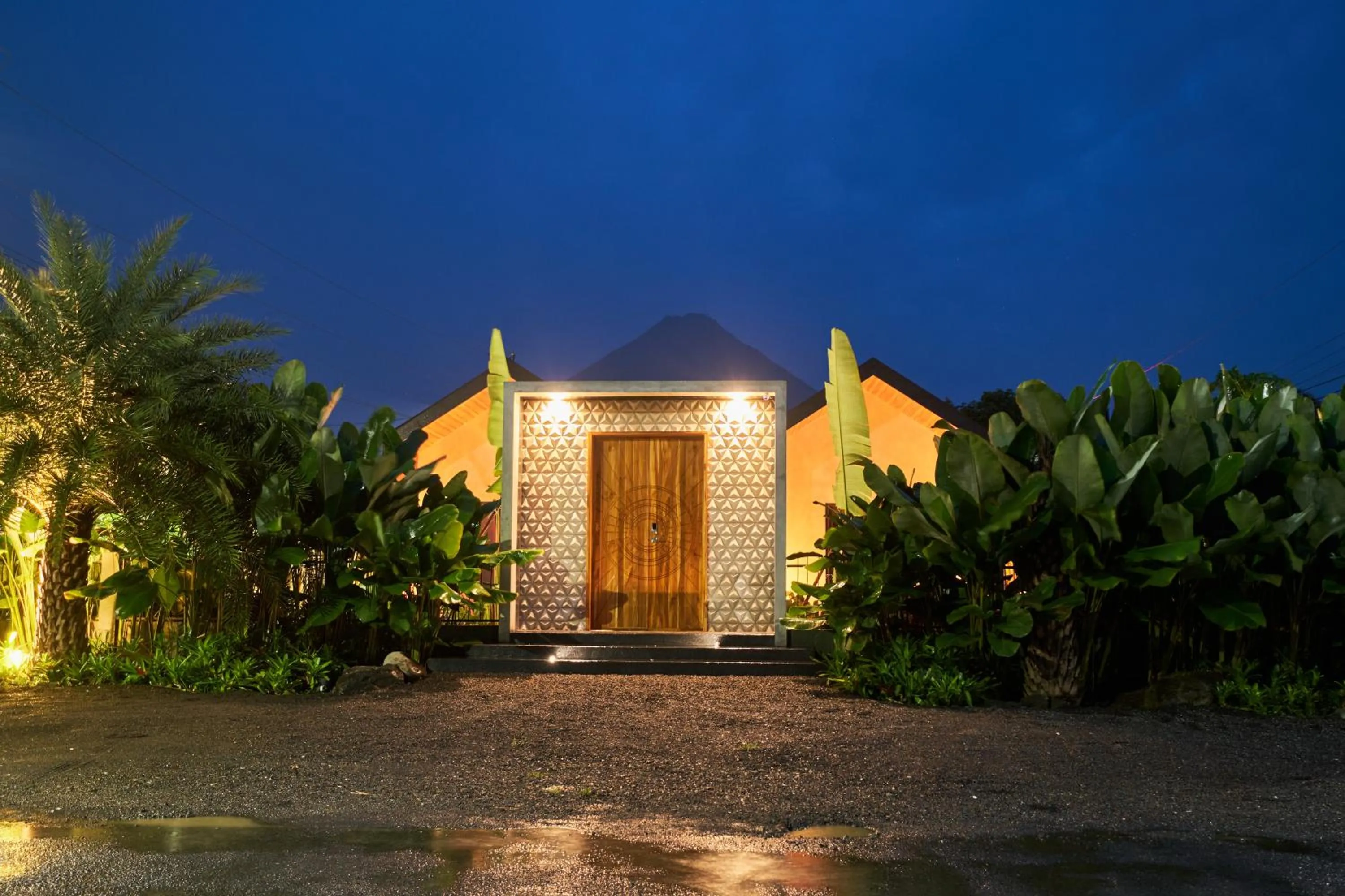 Property building in Suwa Villa Arenal