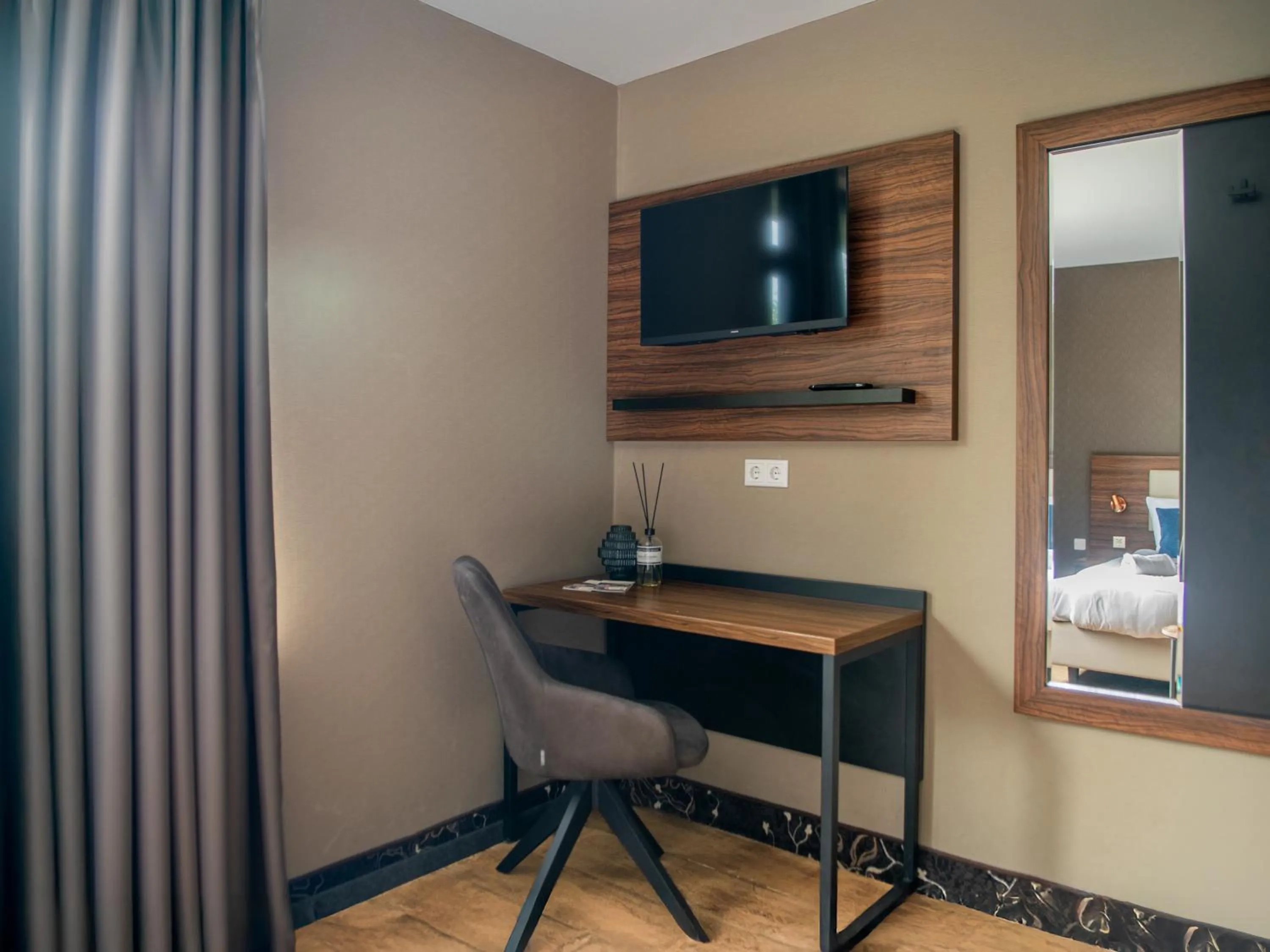 Photo of the whole room in Amsterdam Lake Hotel