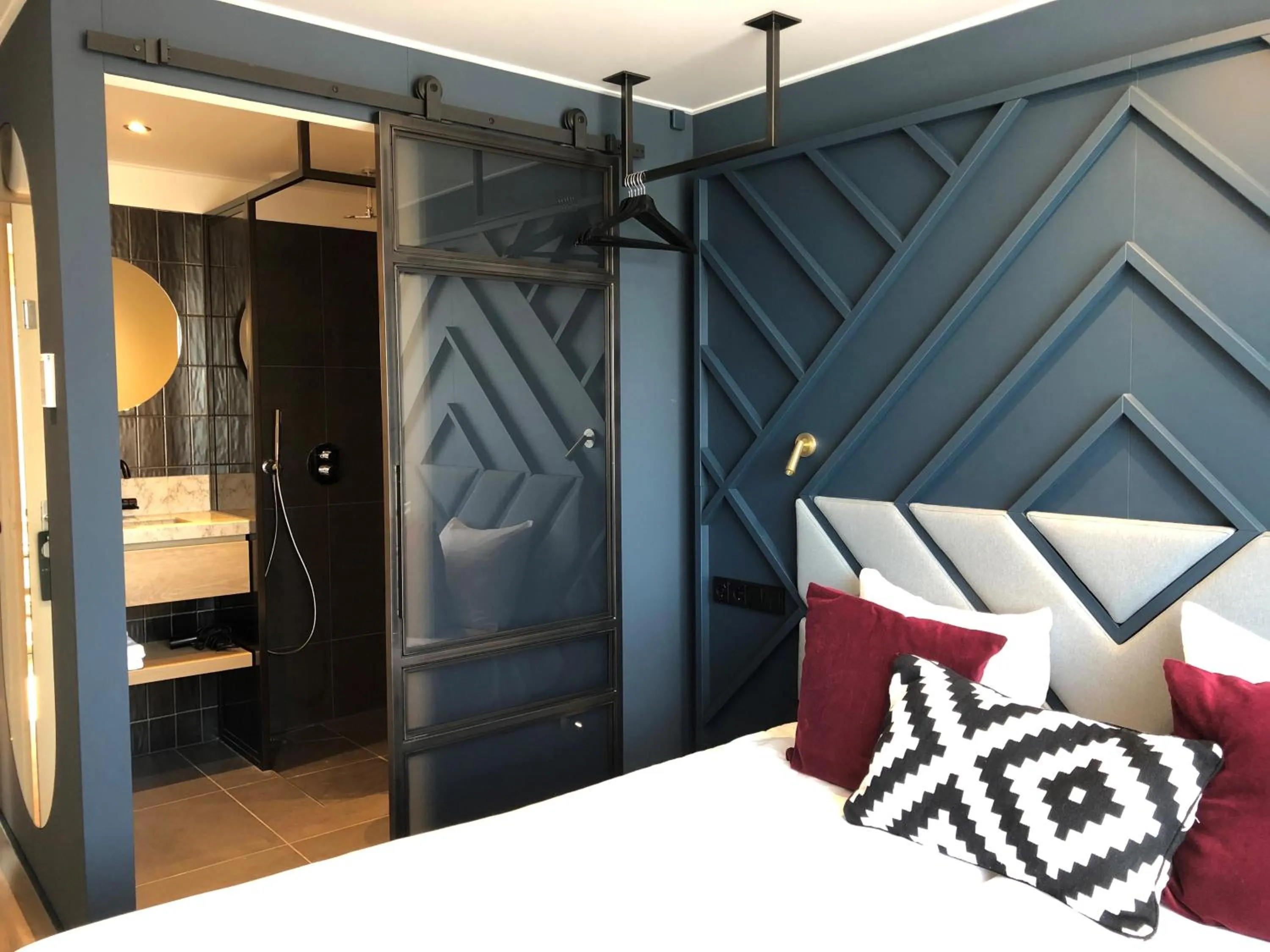 Shower, Bed in Hotel Restaurant De Zwaan