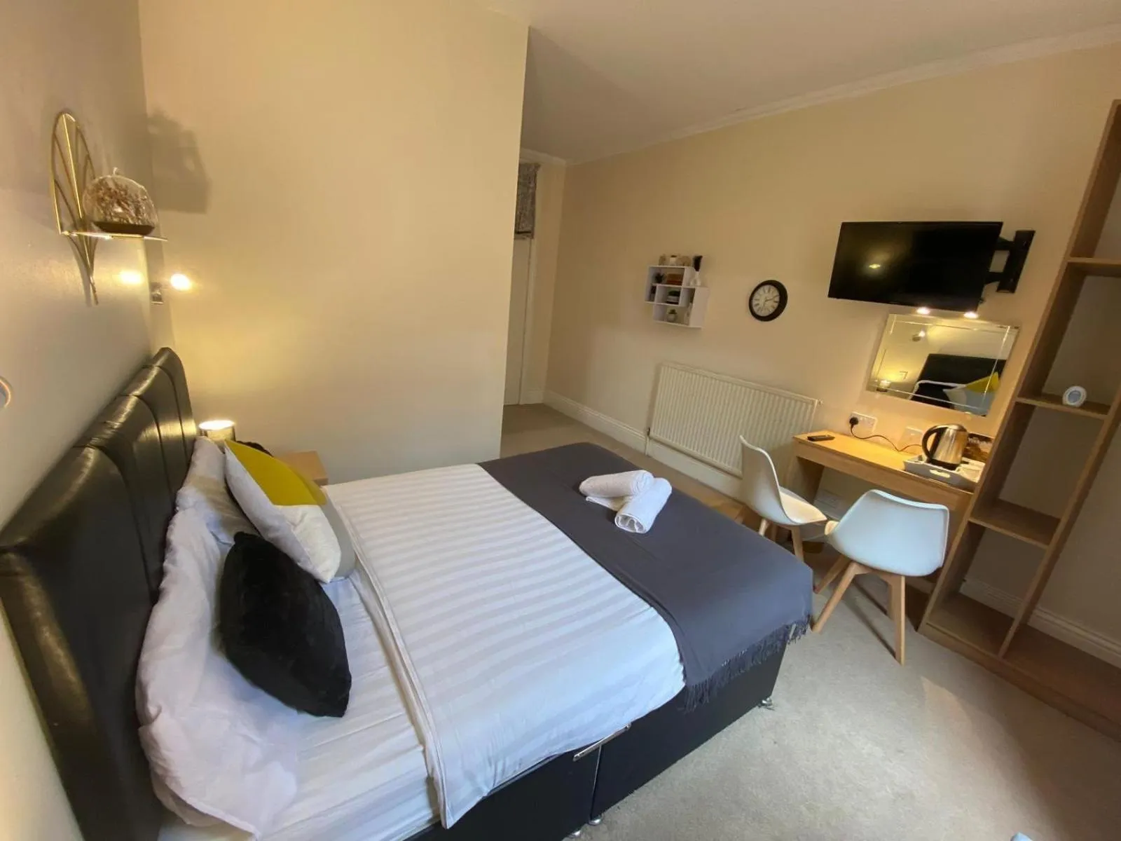 Bedroom, Bed in Green Gables Hotel