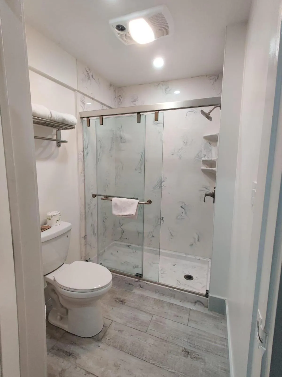 Bathroom in San Francisco Inn