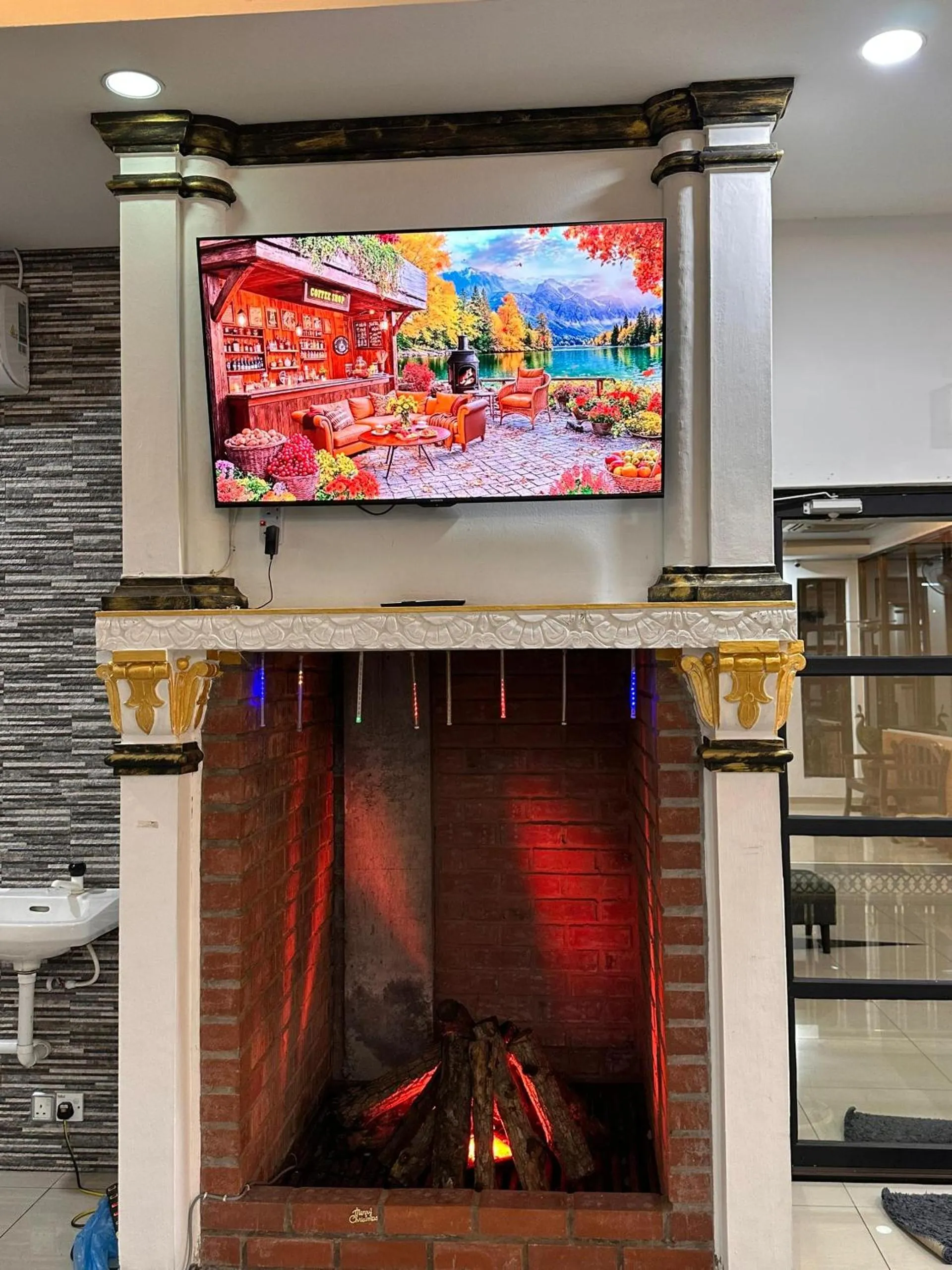 Property building in Maxwell inn