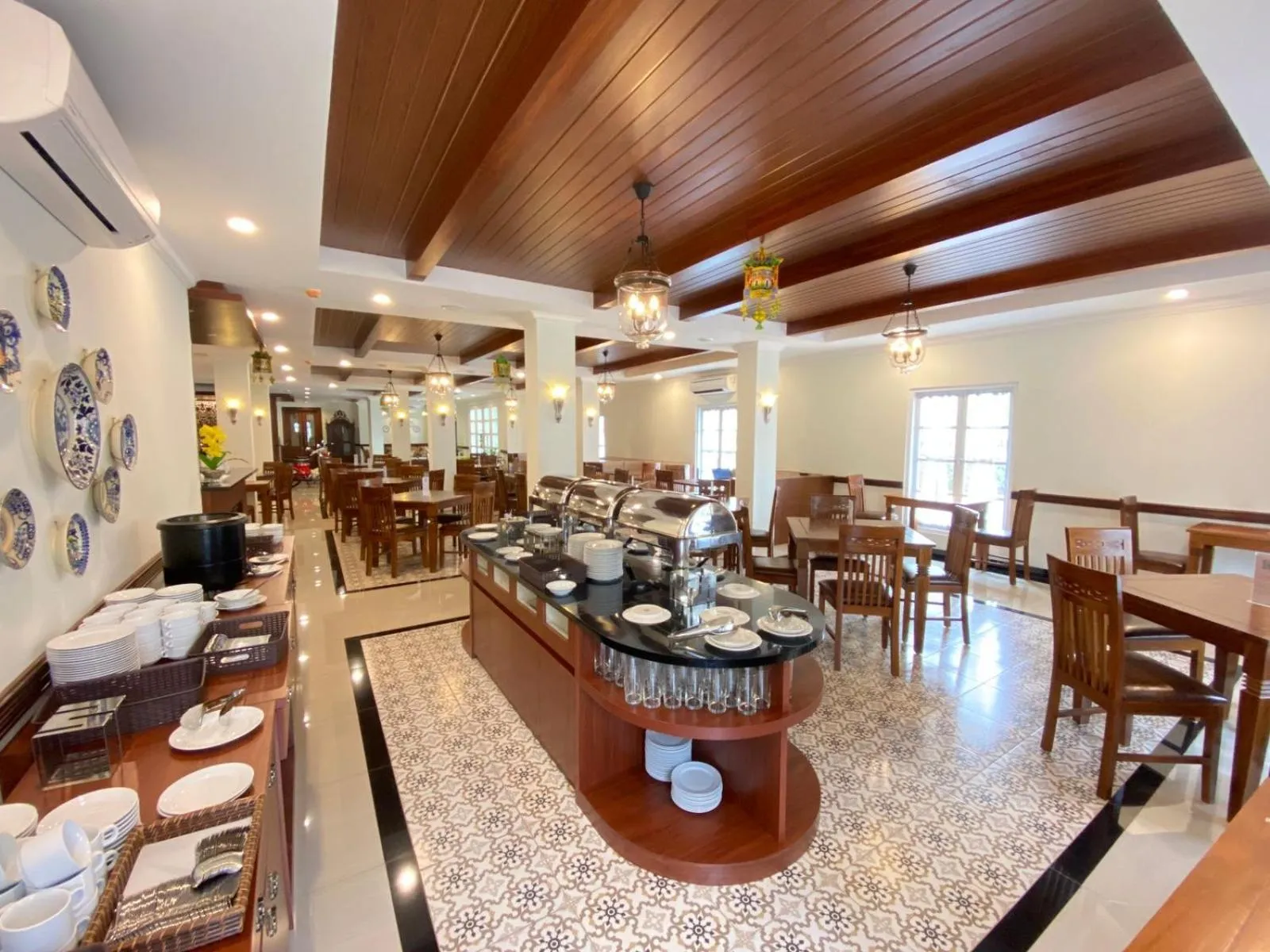 Restaurant/places to eat in LE SEMAR HOTEL KARAWACI