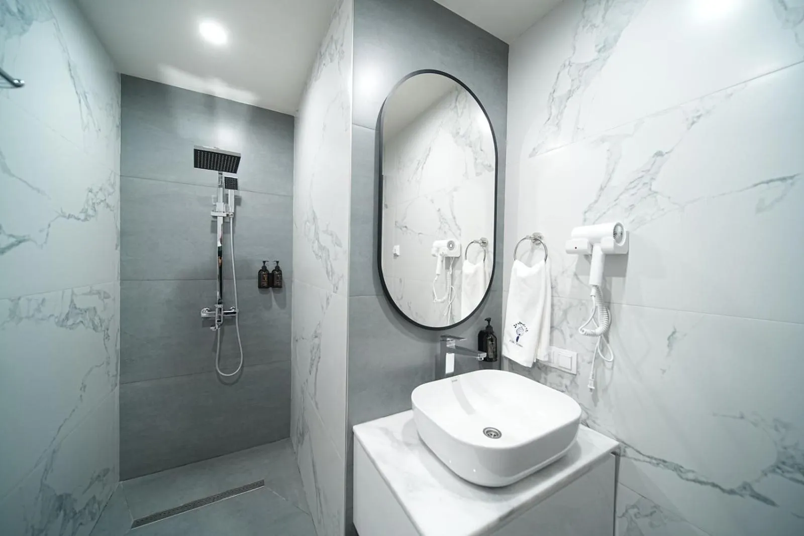 Shower in Dili Town Resort and Spa