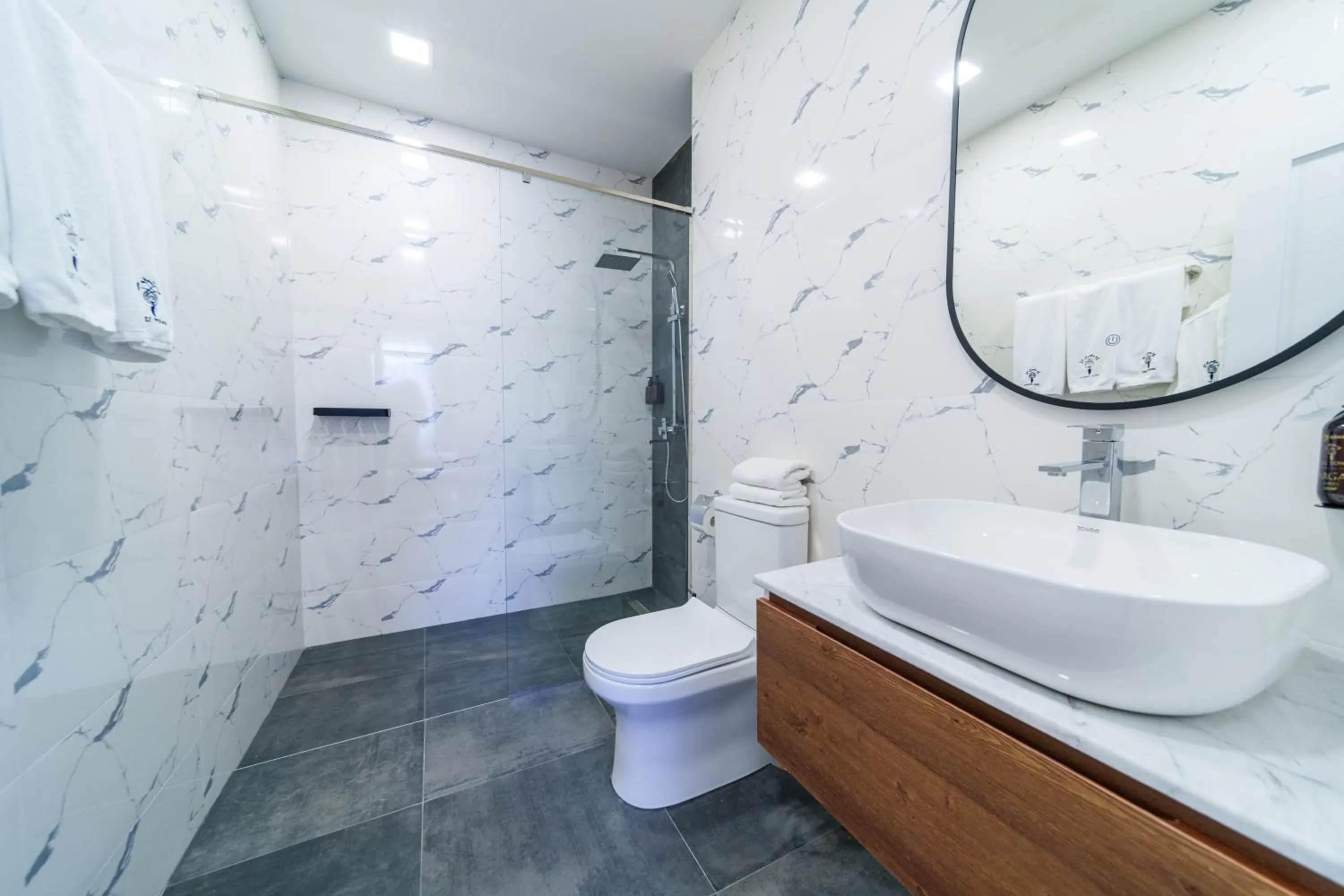 Shower in Dili Town Resort and Spa