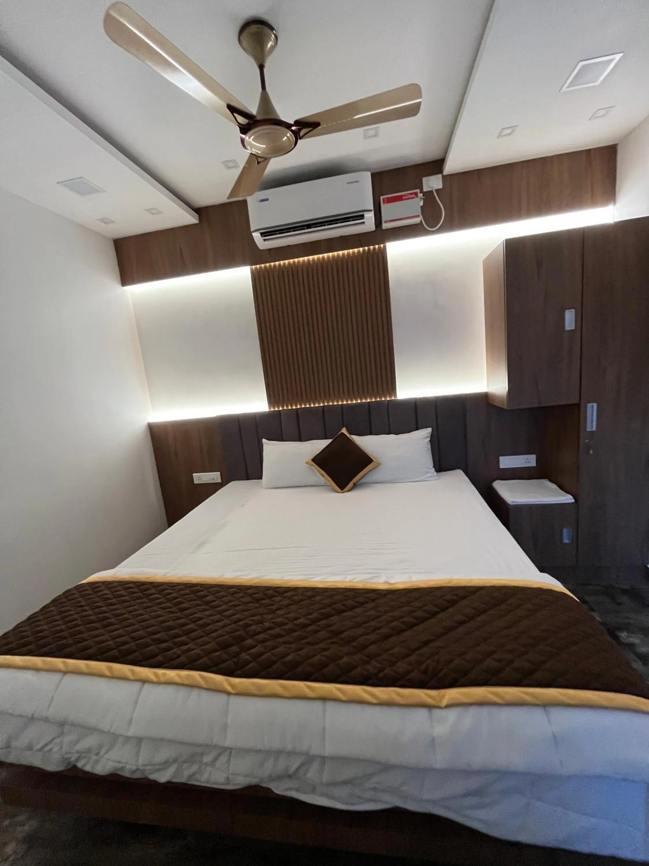 fireplace, Bed in The Tendoinn