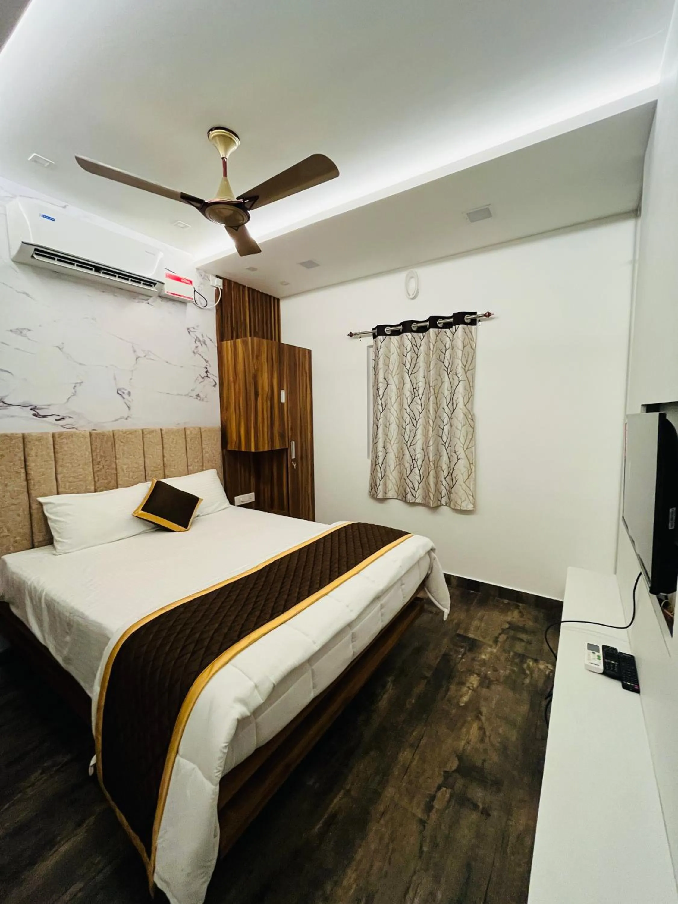 Bedroom, Bed in The Tendoinn