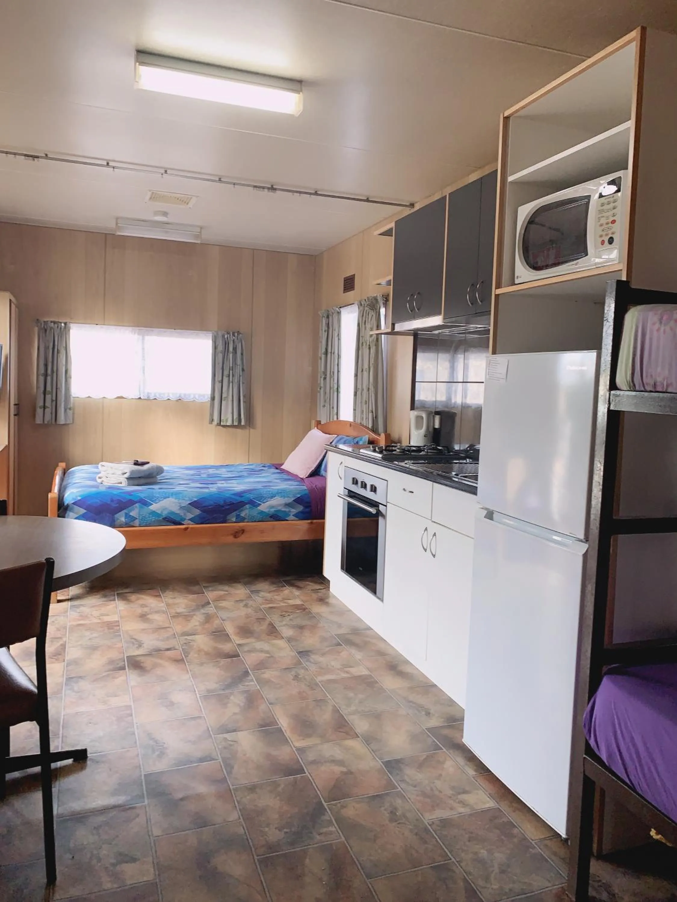 Coffee/tea facilities, Bed in Colac Otway Caravan & Cabin Park