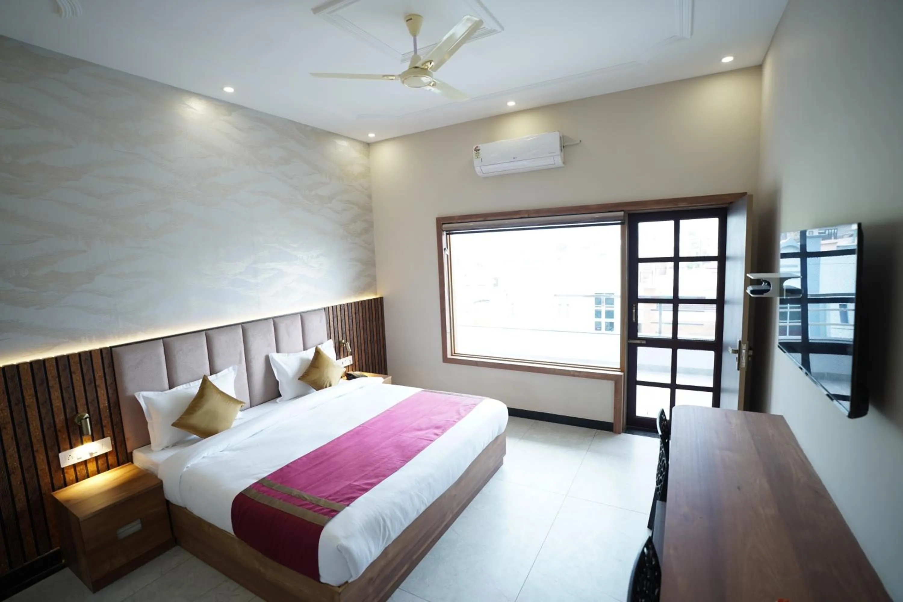 Photo of the whole room, Bed in Dreamy Desert Hotel