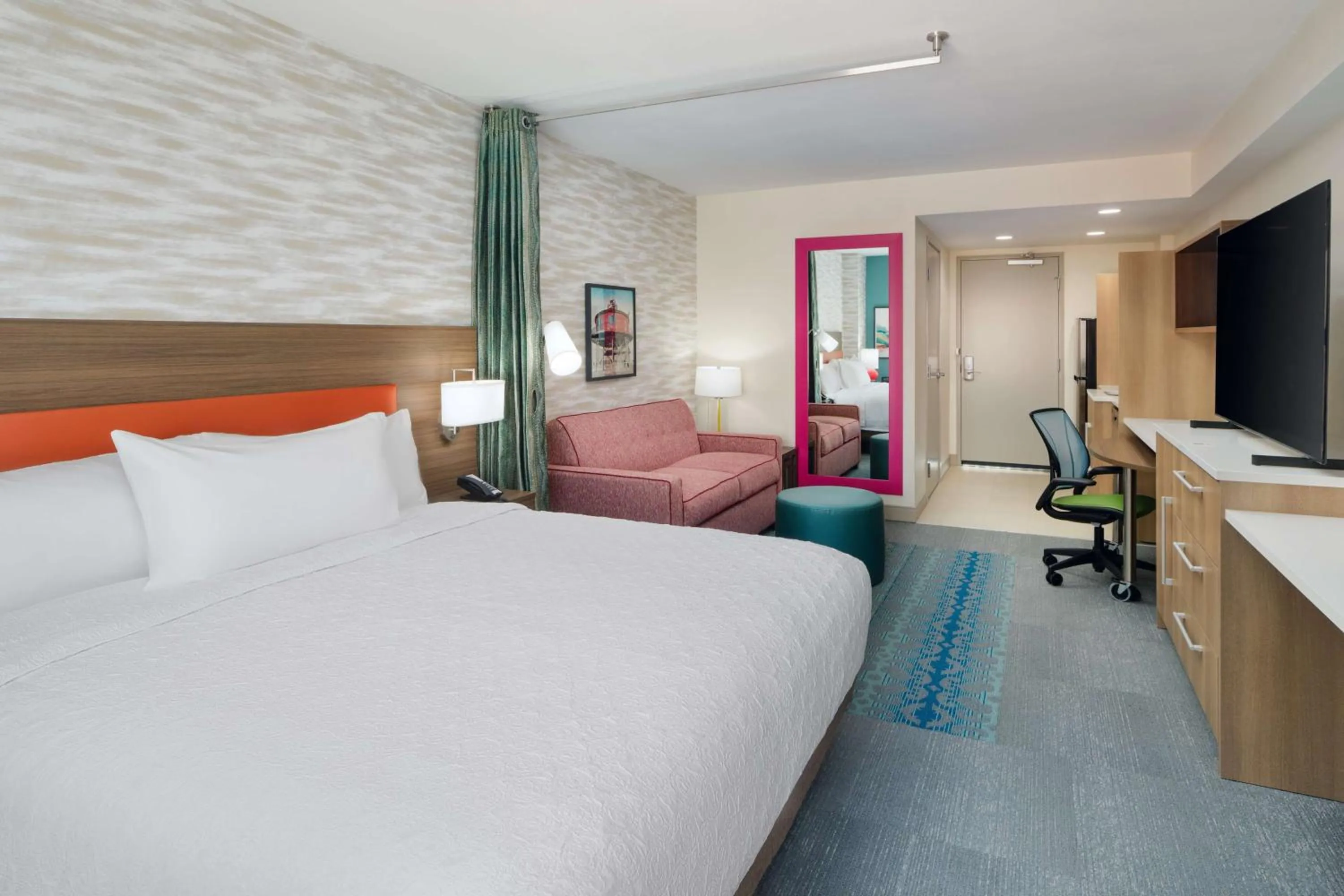 Living room, Bed in Home2 Suites By Hilton Towson