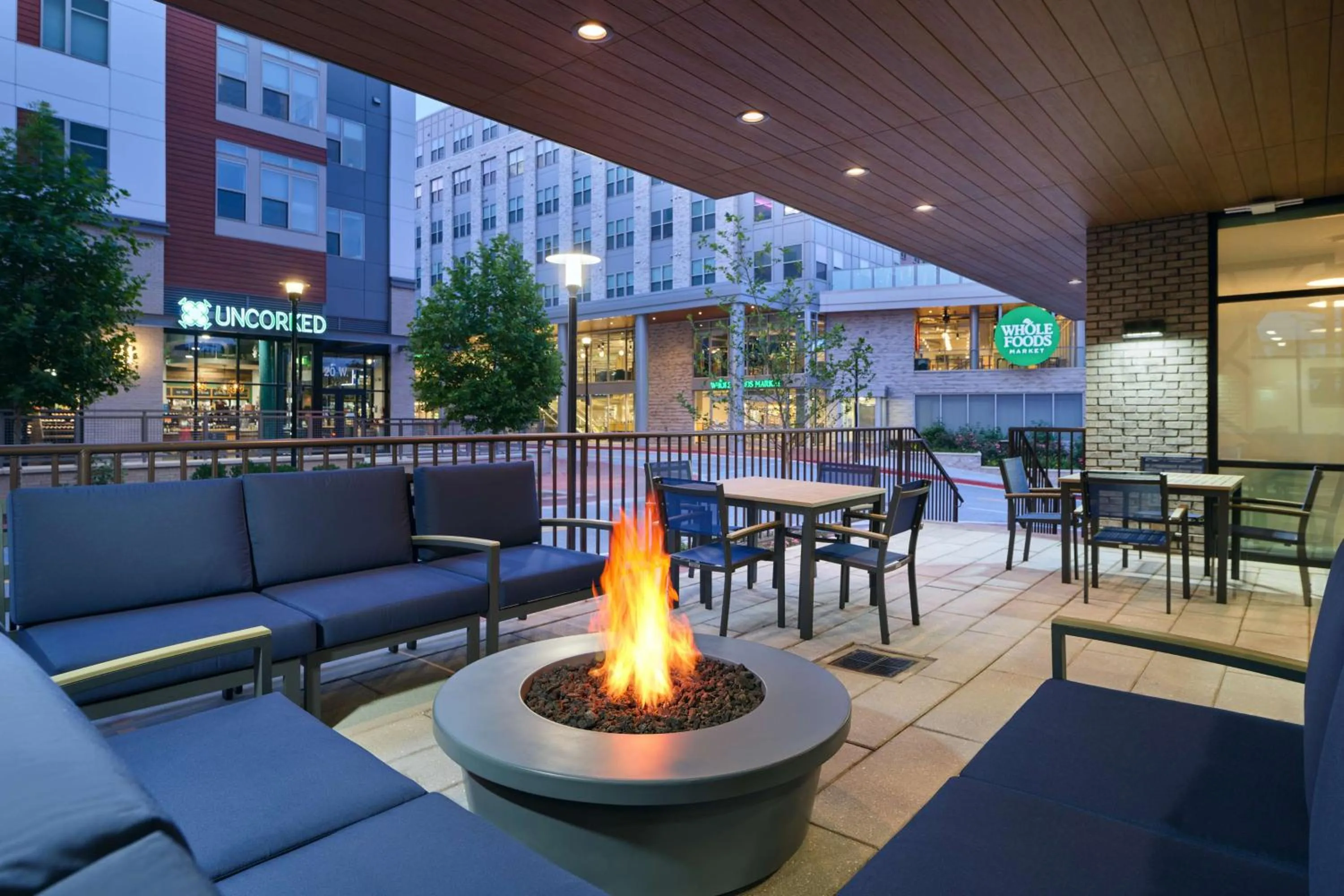 Patio in Hampton Inn Towson Downtown