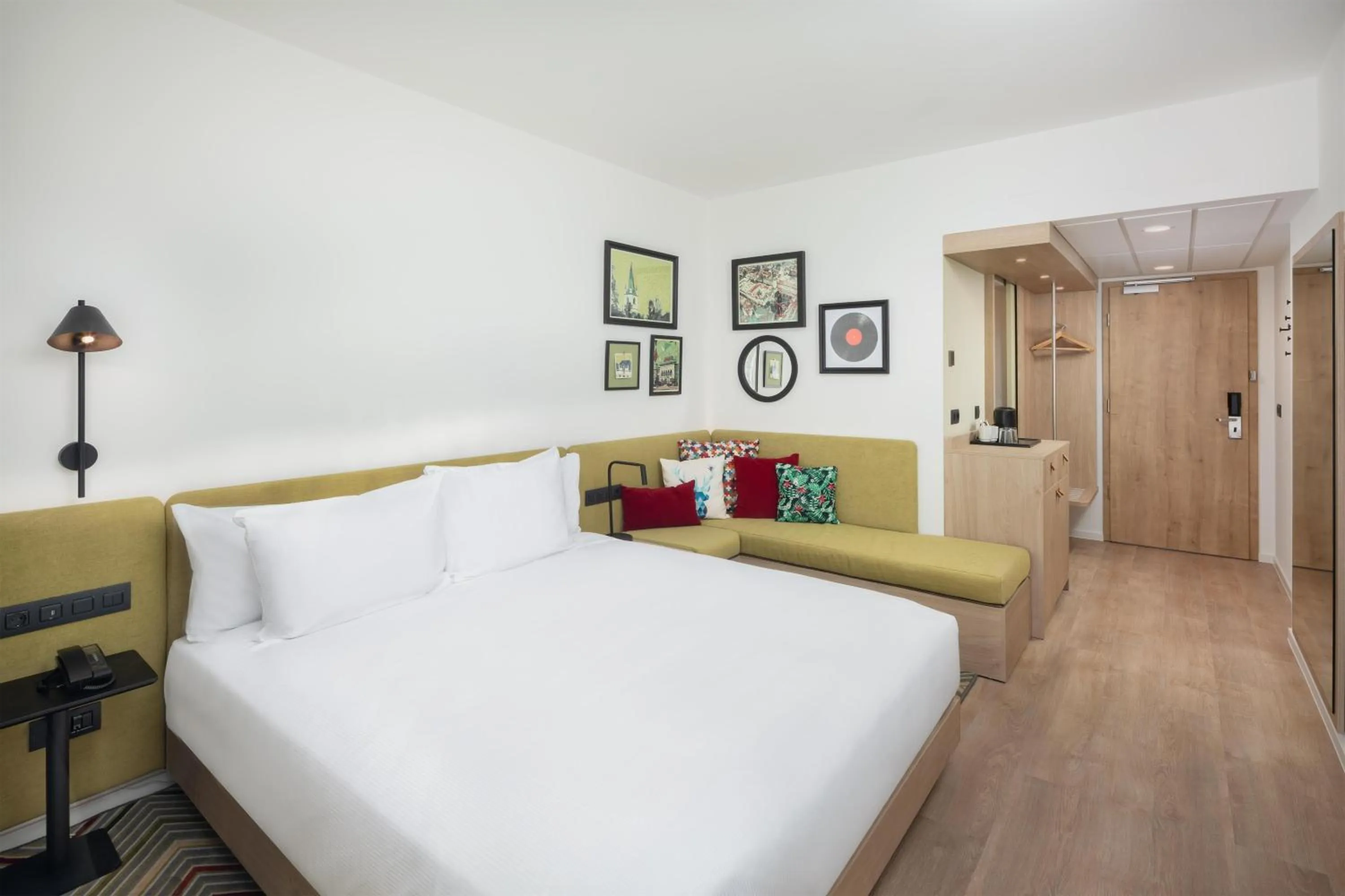 Living room, Bed in Hampton By Hilton Targu Mures