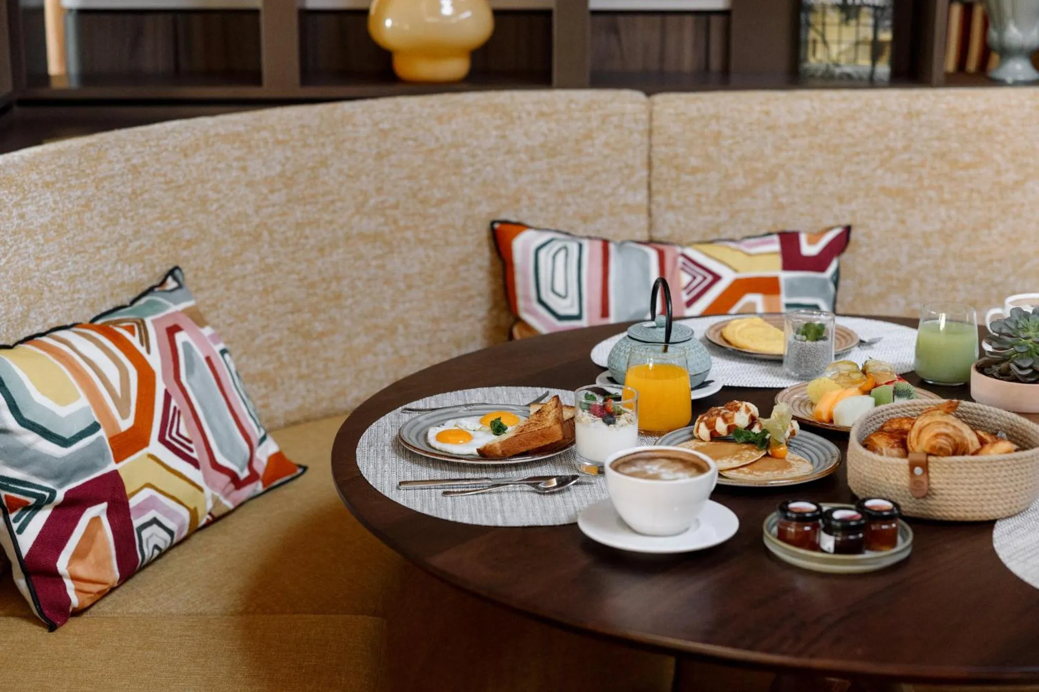 Restaurant/places to eat in Crowne Plaza Madrid - Centre Retiro by IHG