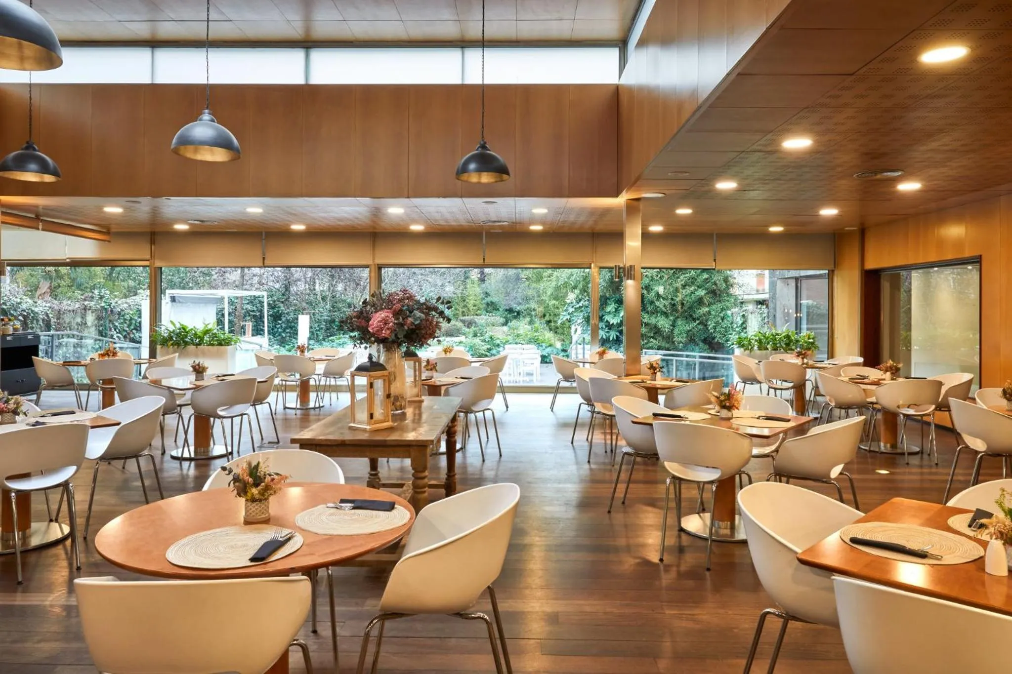 Restaurant/places to eat in Crowne Plaza Madrid - Centre Retiro by IHG
