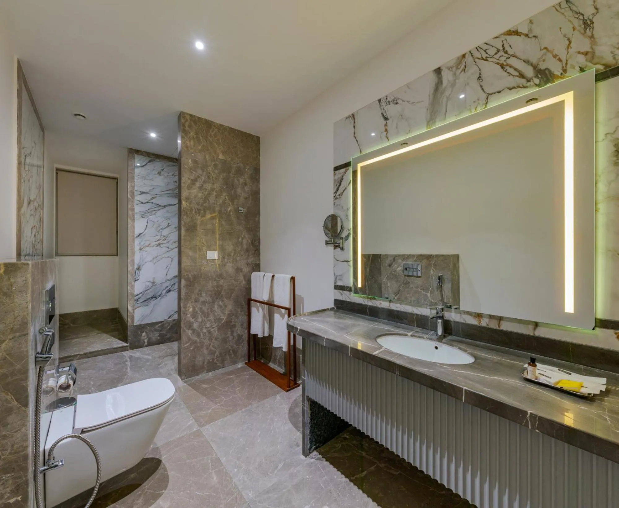 Shower in Highland Club with Swimming Pool-GYM