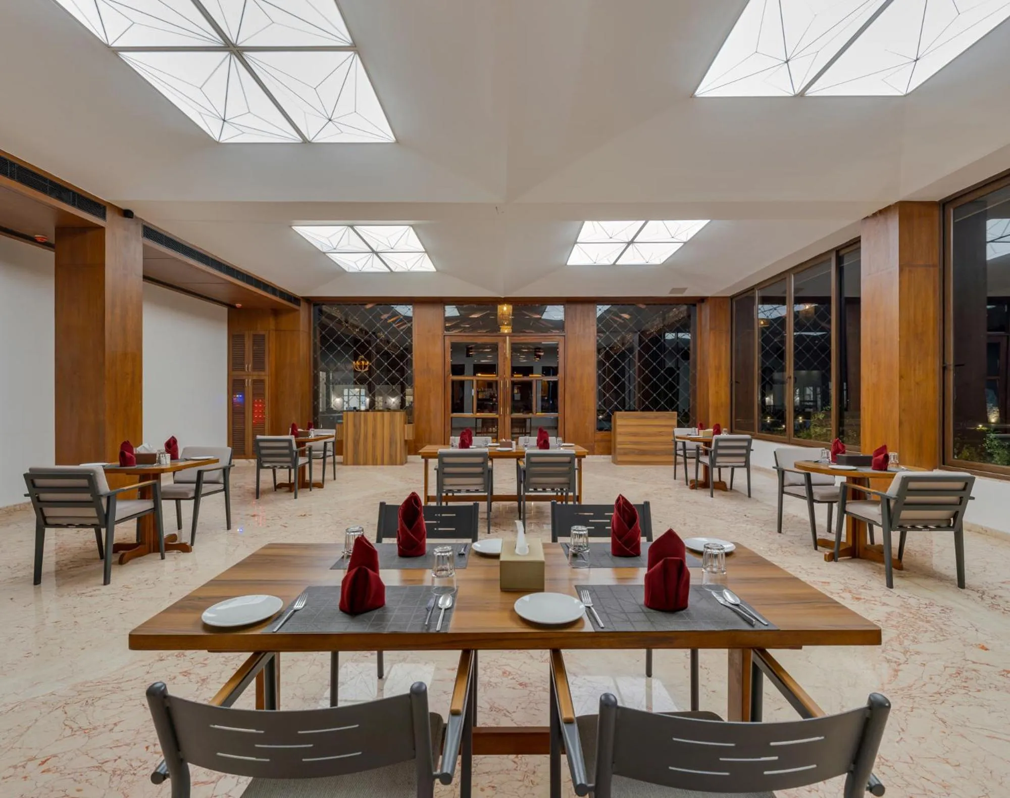 Restaurant/places to eat in Highland Club with Swimming Pool-GYM