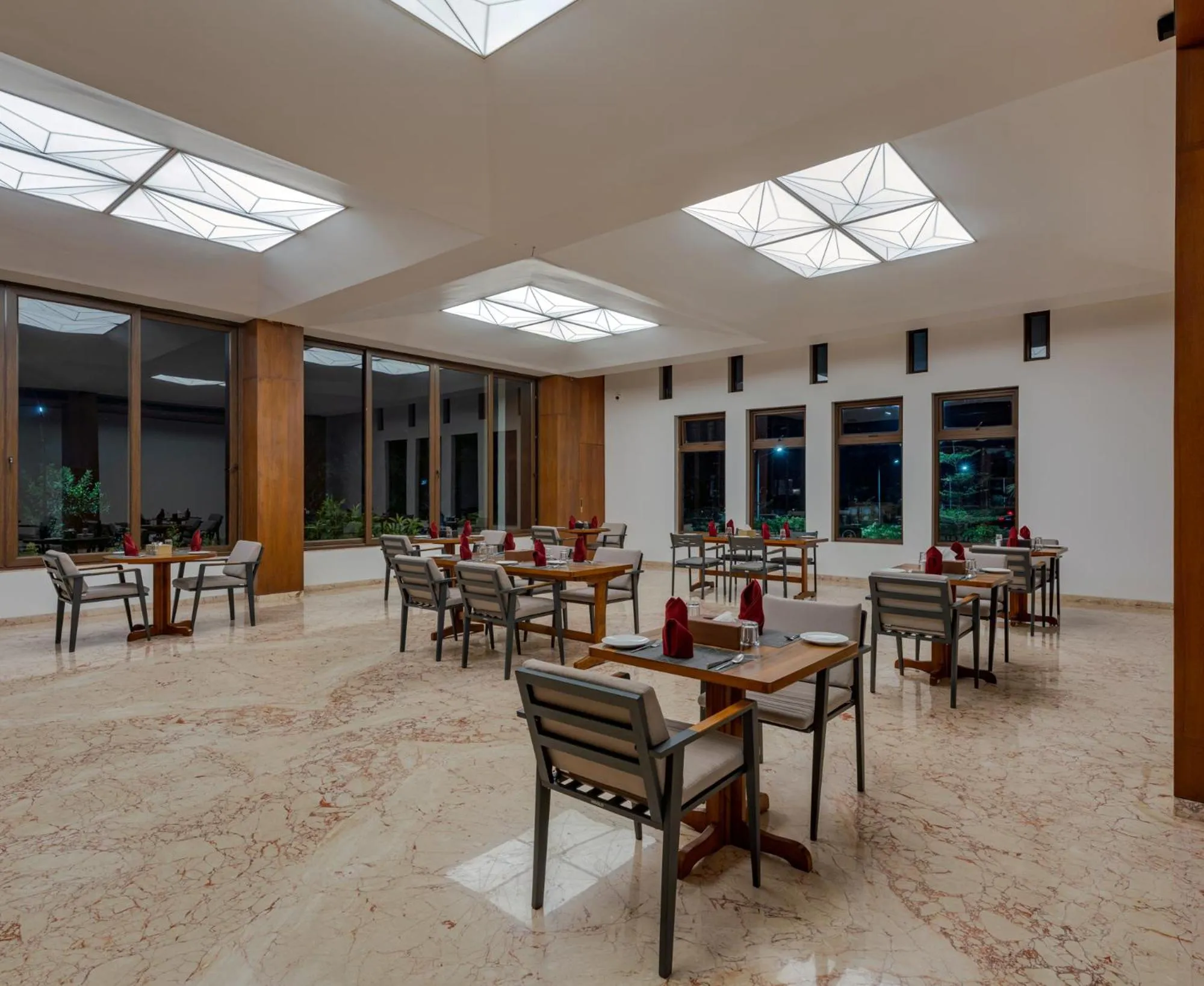 Restaurant/places to eat in Highland Club with Swimming Pool-GYM