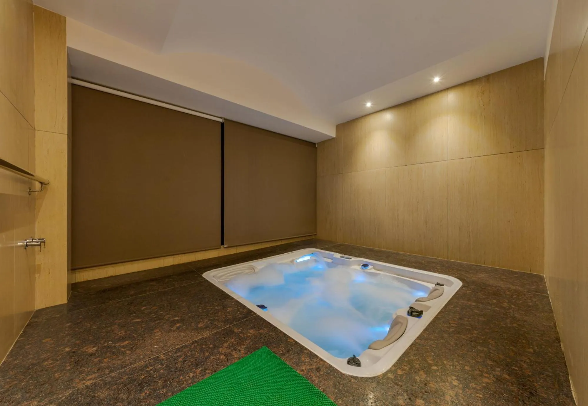 Hot Tub in Highland Club with Swimming Pool-GYM