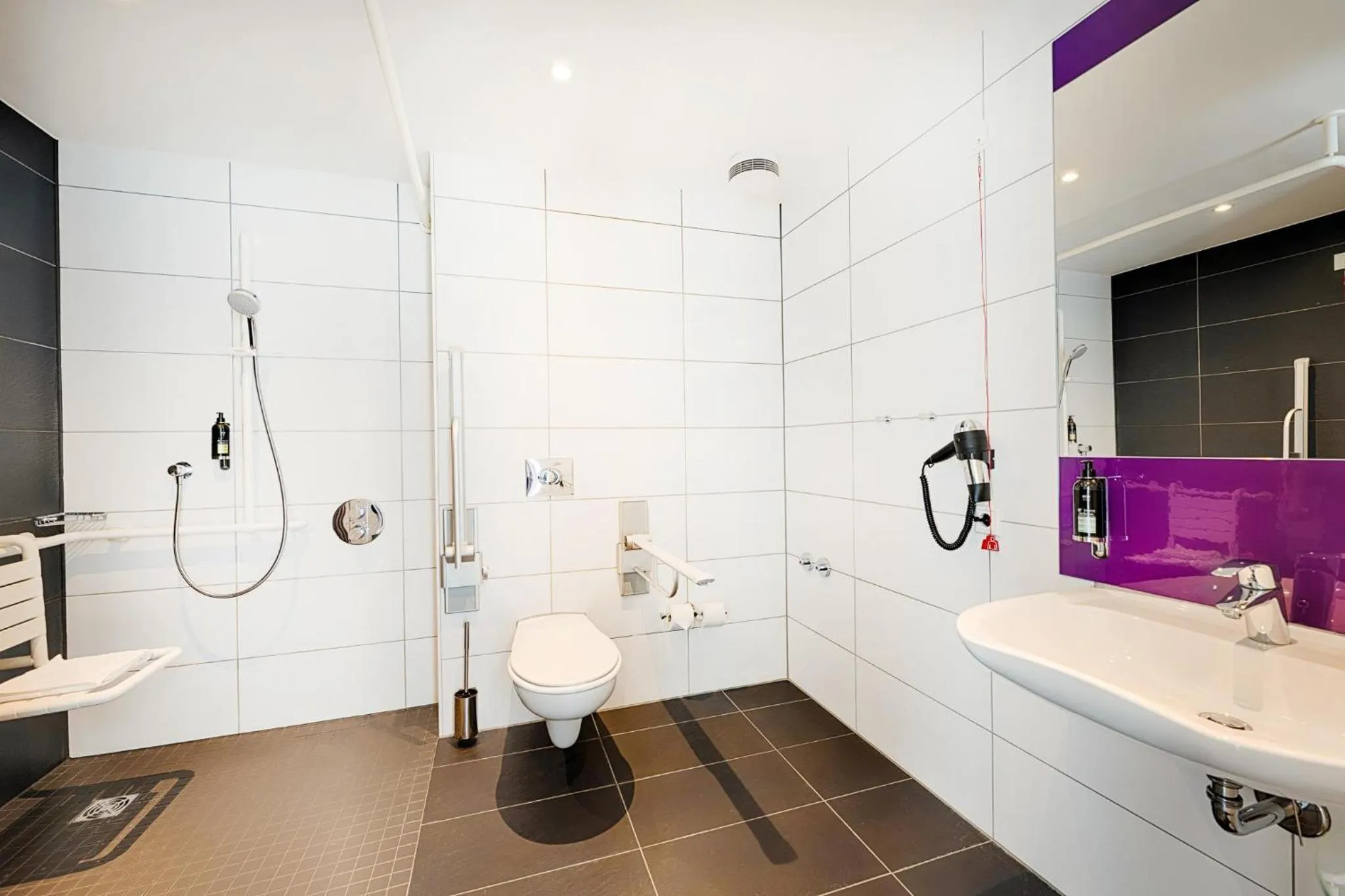 Bathroom in Premier Inn Berlin Alexanderplatz