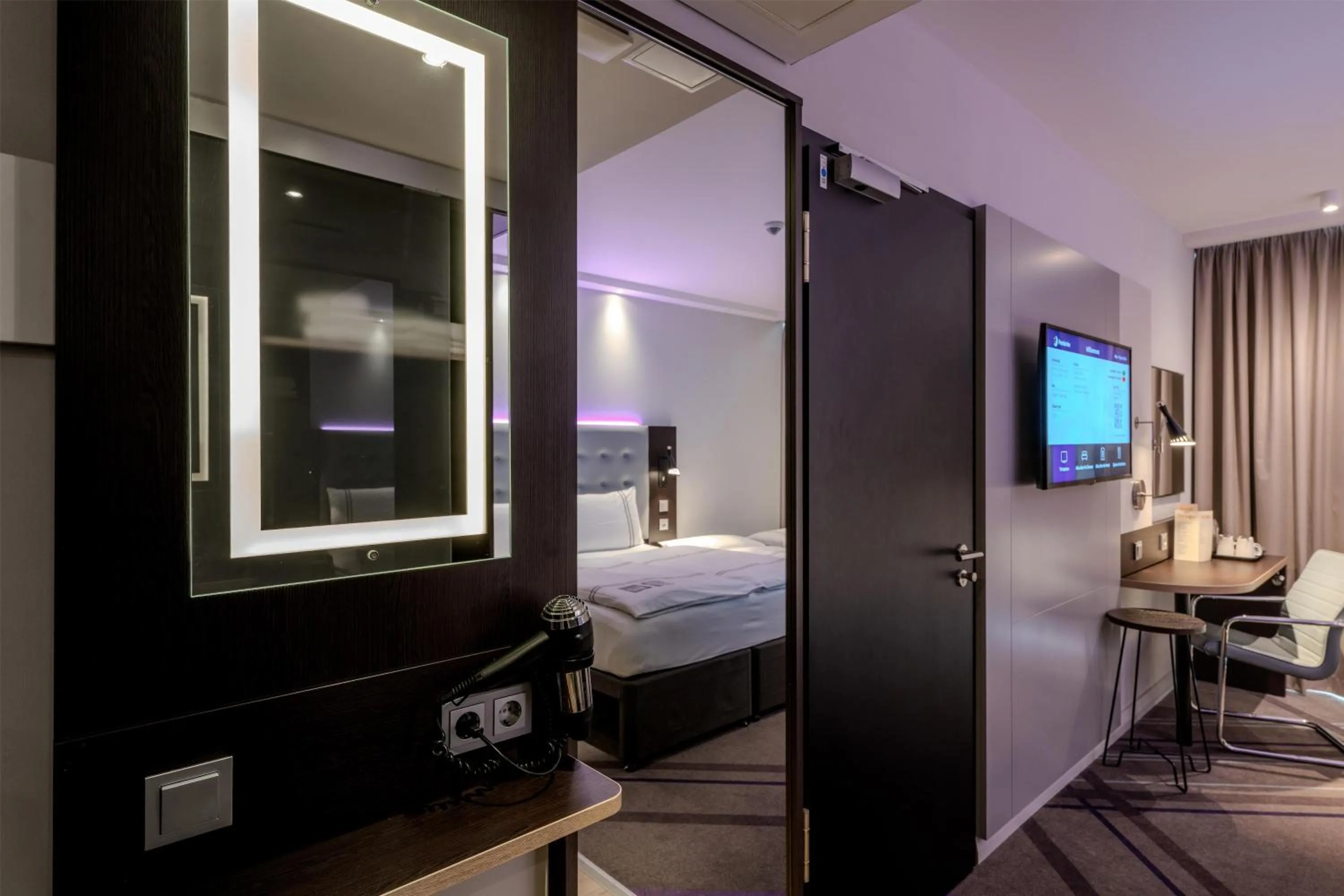 Bedroom, Bed in Premier Inn Berlin Alexanderplatz