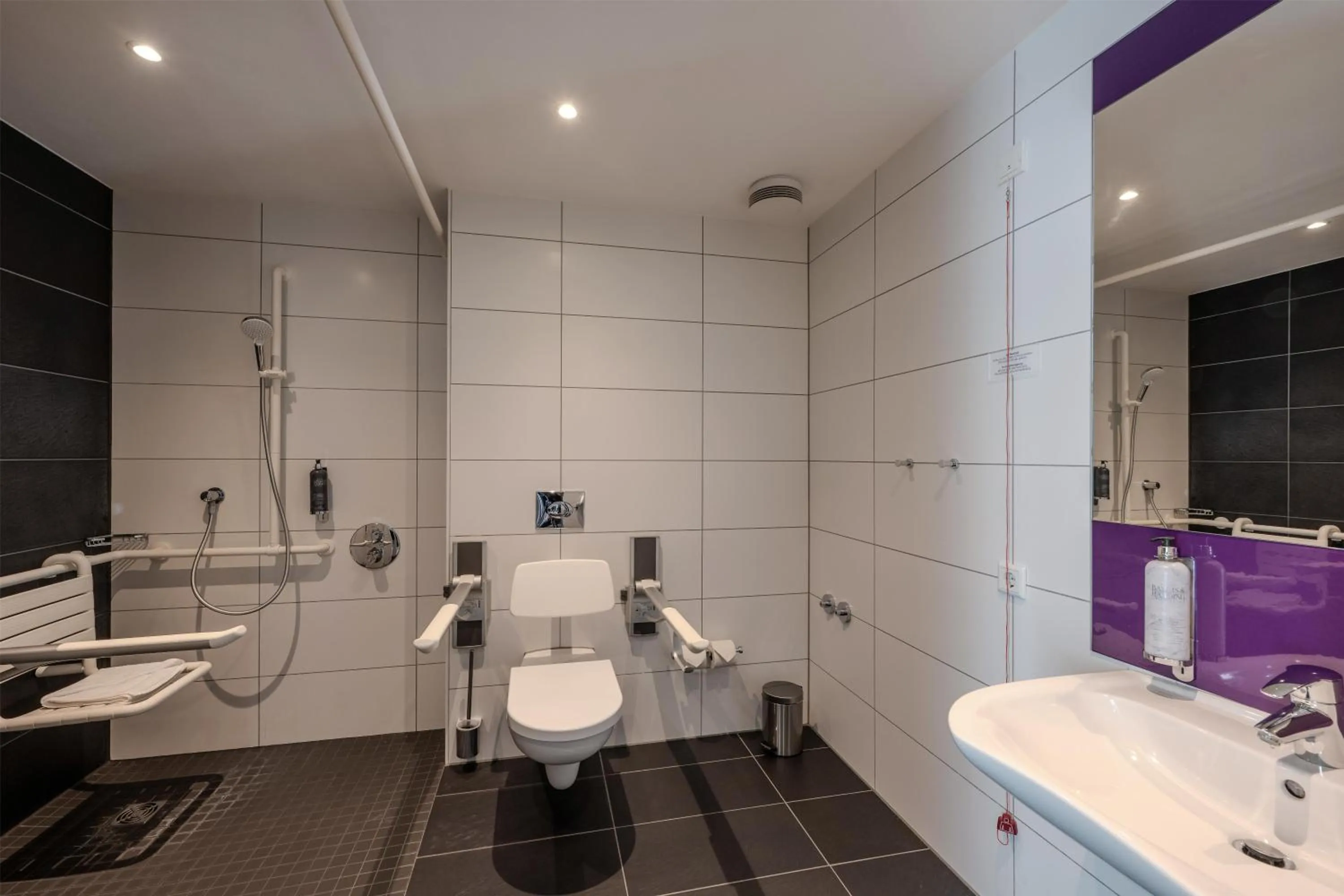 Bathroom in Premier Inn Berlin Alexanderplatz