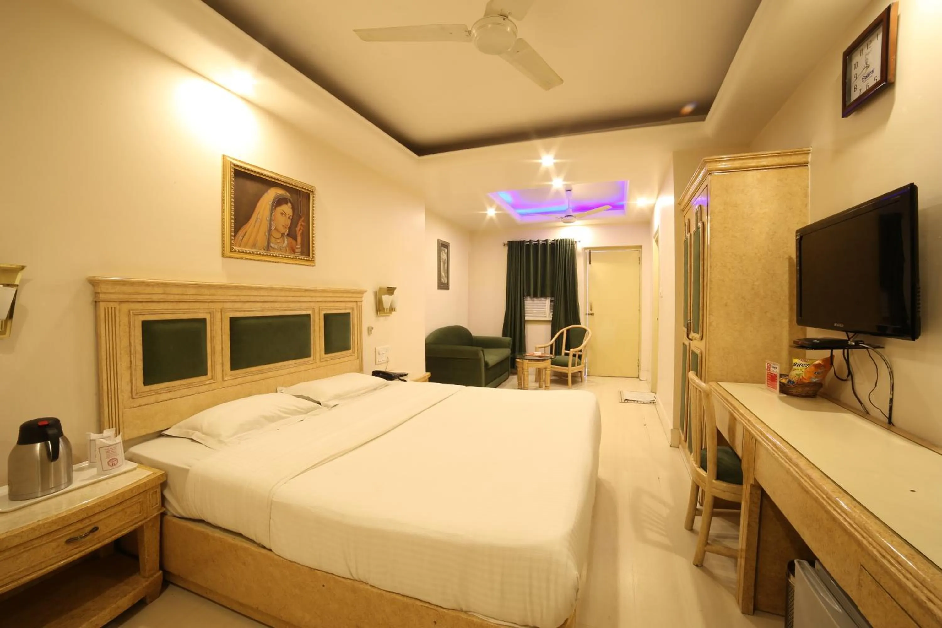 Bed in Hotel Samrat International