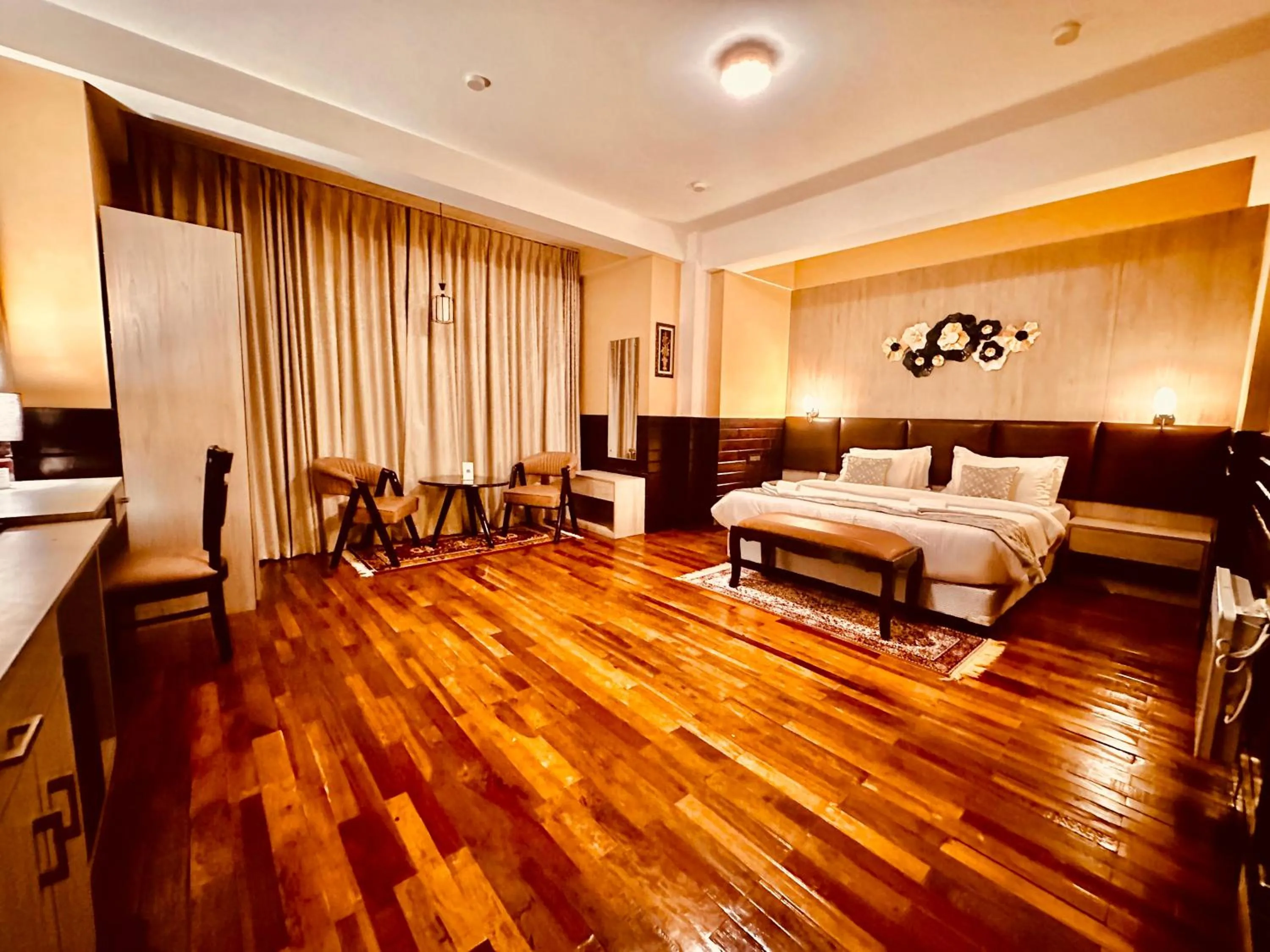 Bedroom, Bed in Silver Cloud Hotel