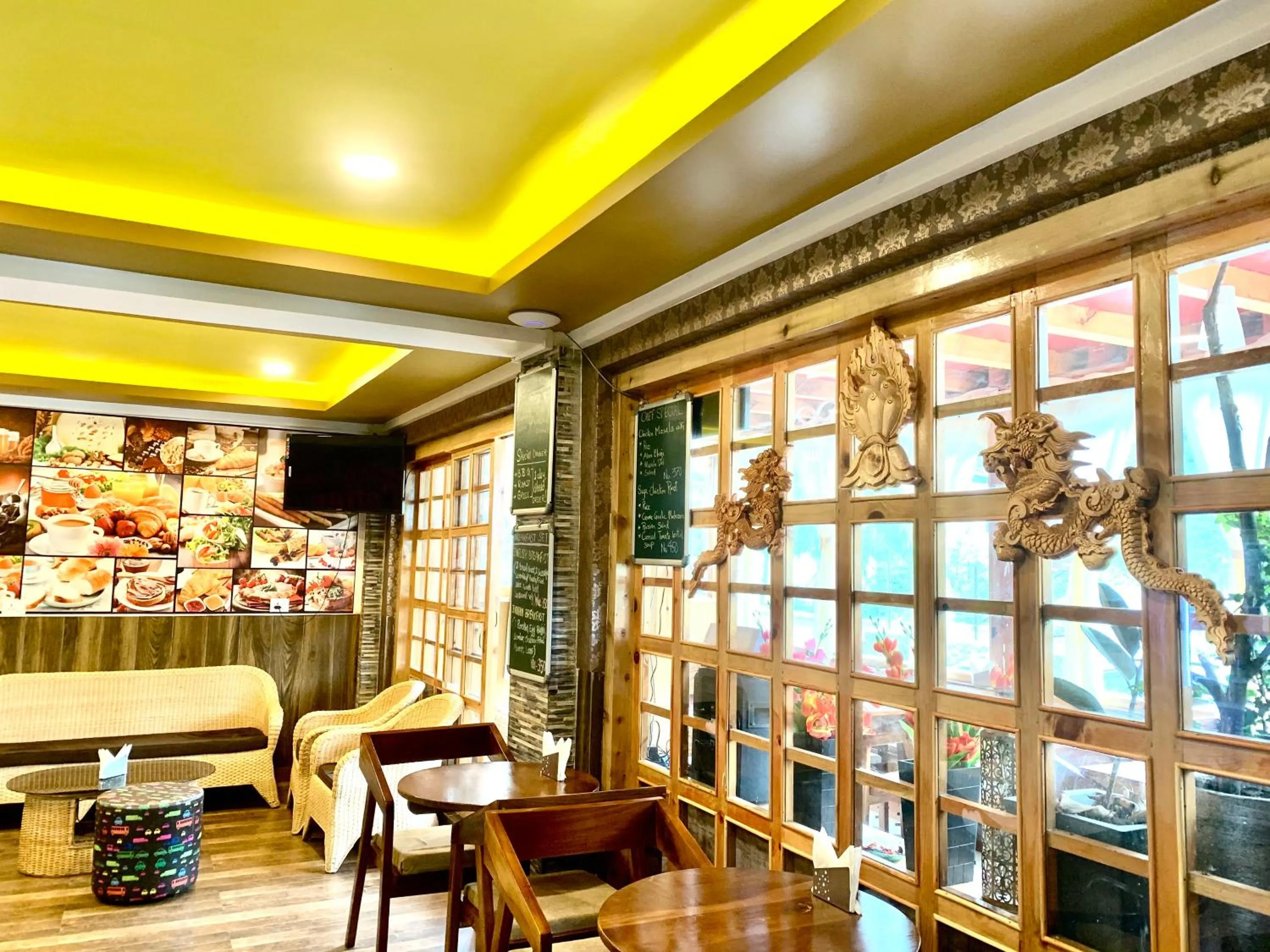 Restaurant/places to eat in Silver Cloud Hotel