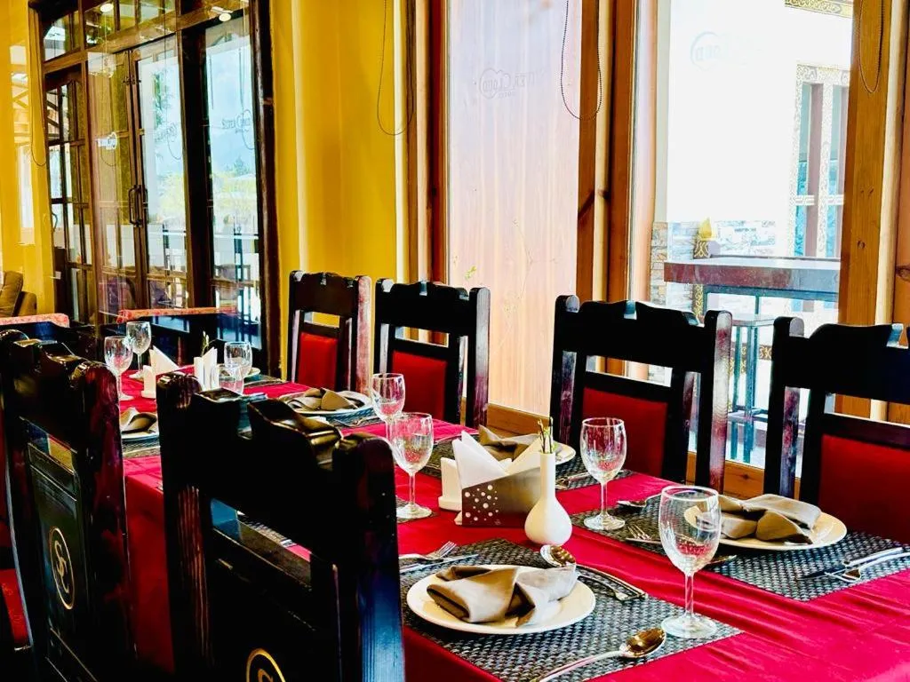 Restaurant/places to eat in Silver Cloud Hotel