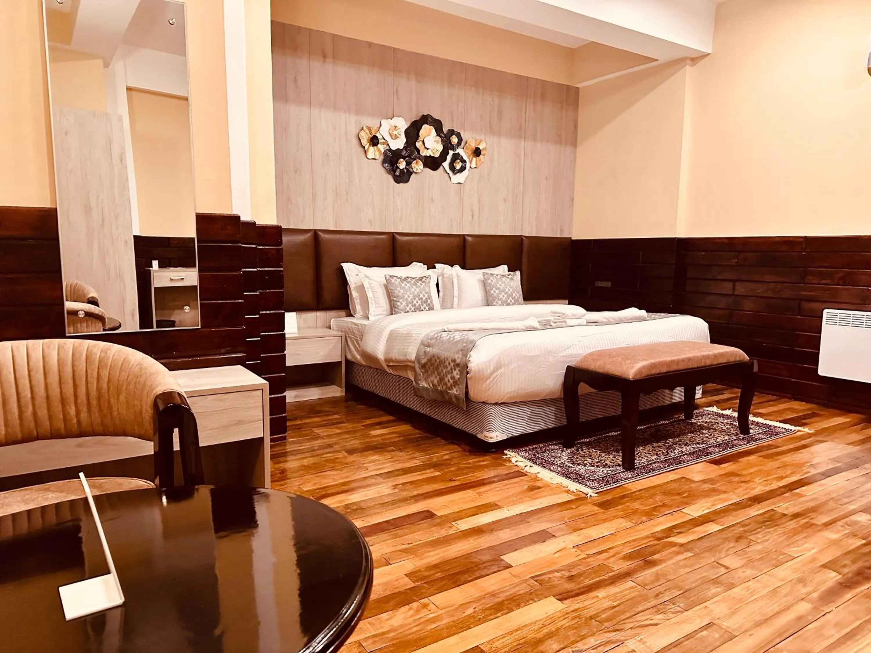 Bedroom, Bed in Silver Cloud Hotel