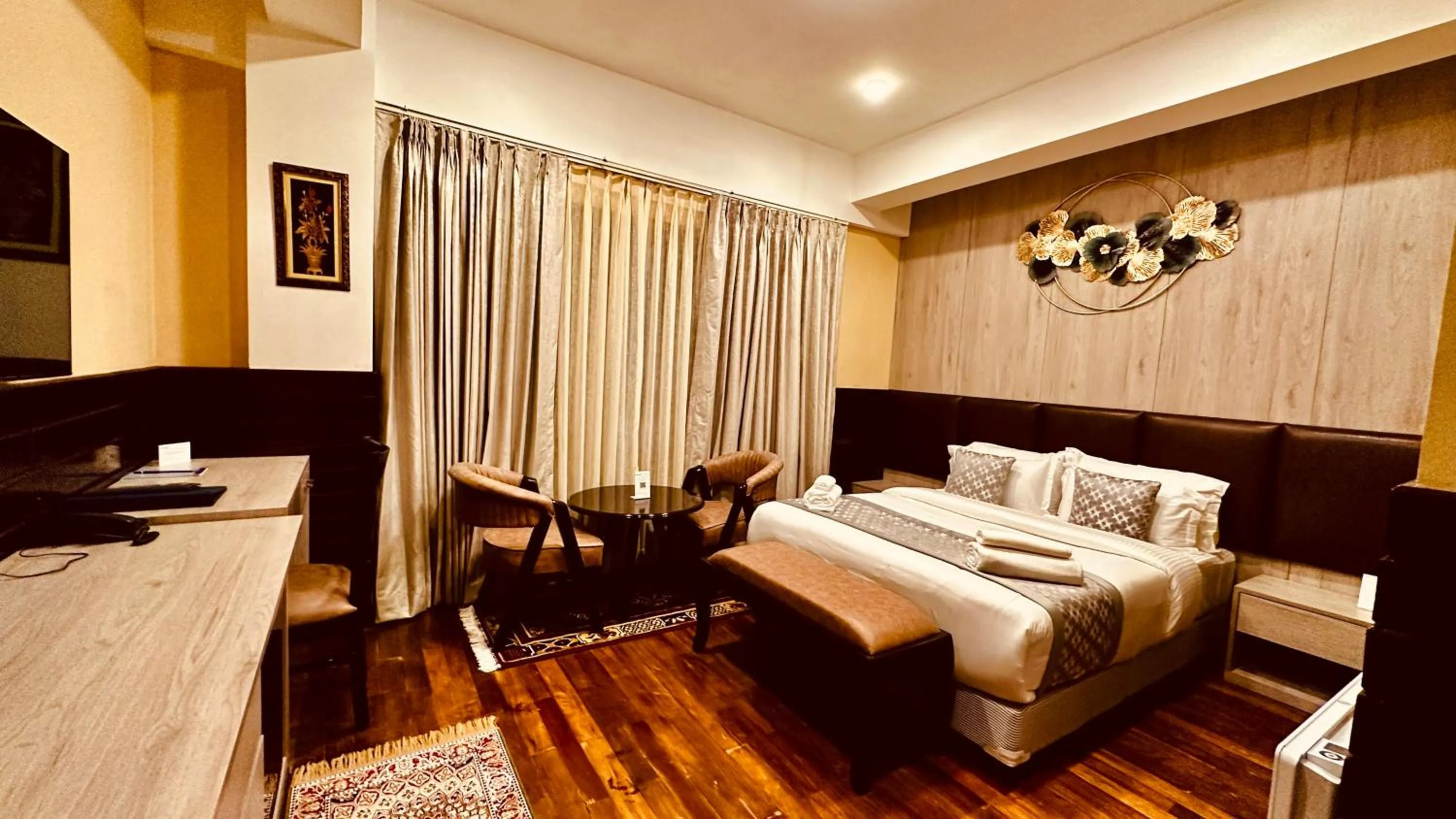 Bedroom, Bed in Silver Cloud Hotel