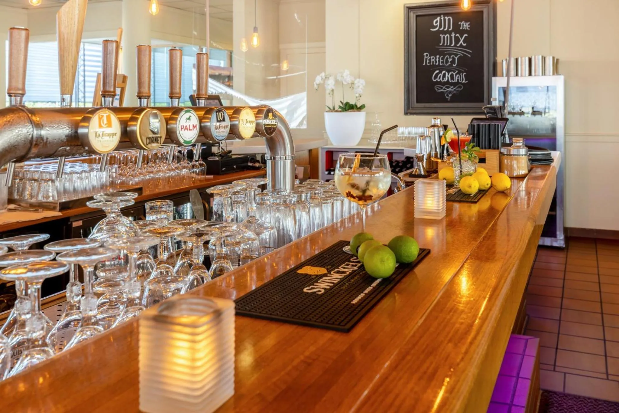 Lounge or bar in Garner Hotel Maastricht by IHG