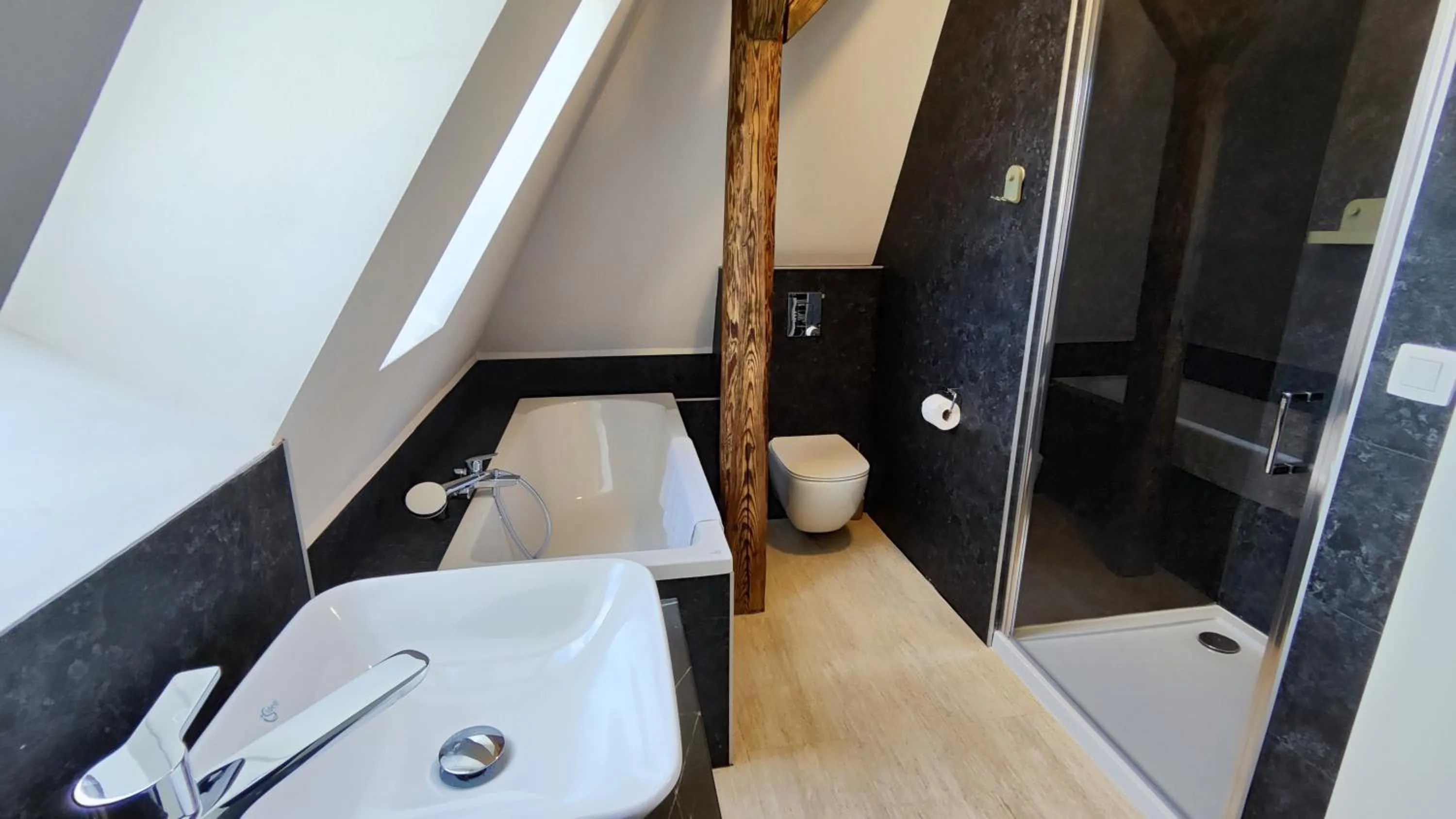 Shower in DOHNANYI Villa by CHORS